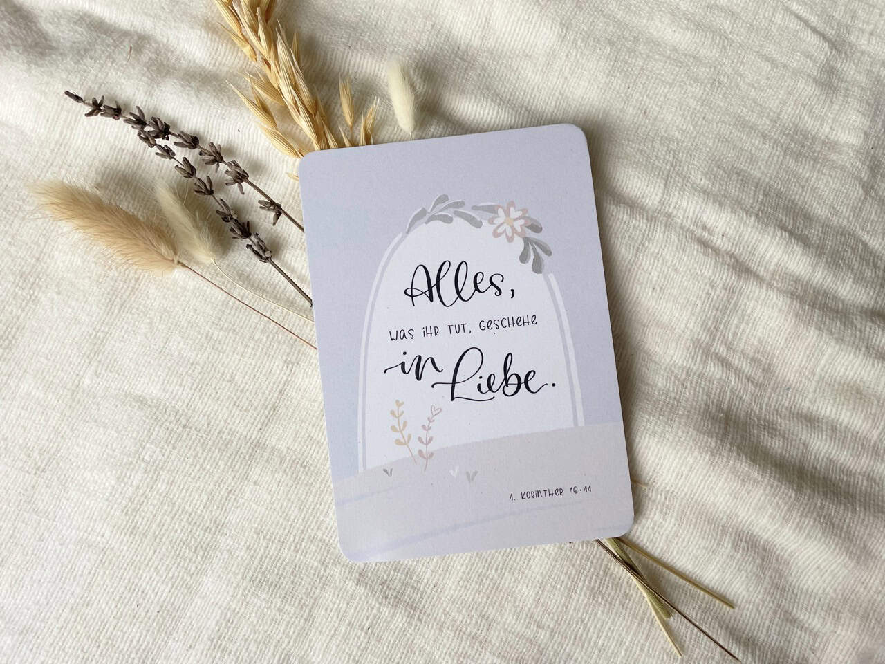3x Jahreslosung 2024 | Postkarten in Din A6 | Alles, was ihr tut, geschehe in Liebe | Blauer Engel Papier | Handlettering 4 Segenskarte mit christlichem Spruch und Naturdeko, christliche Grußkarten kaufen.