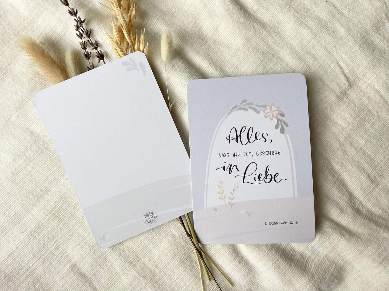 3x Jahreslosung 2024 | Postkarten in Din A6 | Alles, was ihr tut, geschehe in Liebe | Blauer Engel Papier | Handlettering 2 Gottesbotschaften Liebe Karte mit christlicher Botschaft, christliche Grußkarte, christliche Geschenke.