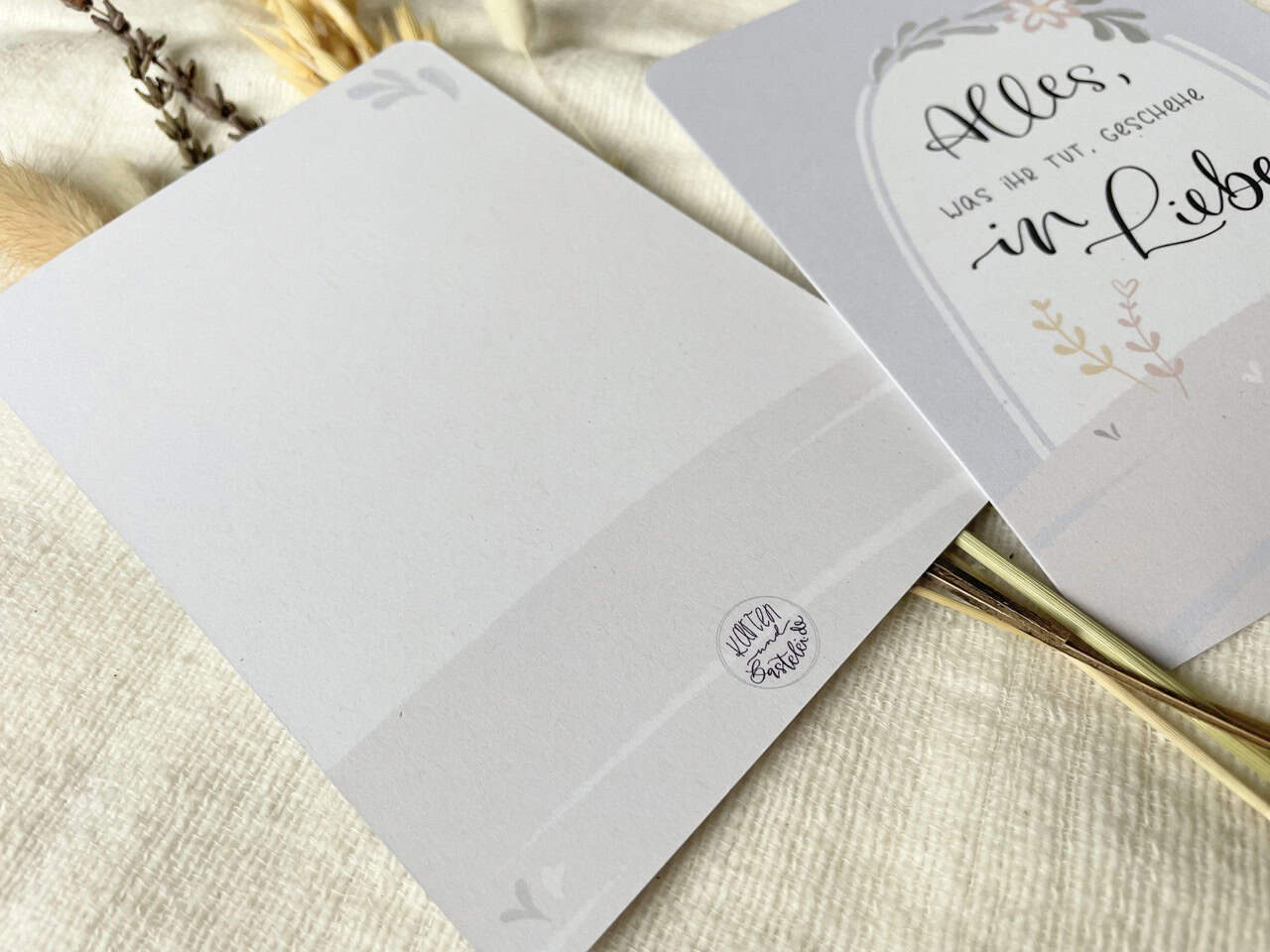 3x Jahreslosung 2024 | Postkarten in Din A6 | Alles, was ihr tut, geschehe in Liebe | Blauer Engel Papier | Handlettering 3 Gottesankündigung Grußkarte für Christen, christliche Grußkarten mit Bibelzitat.