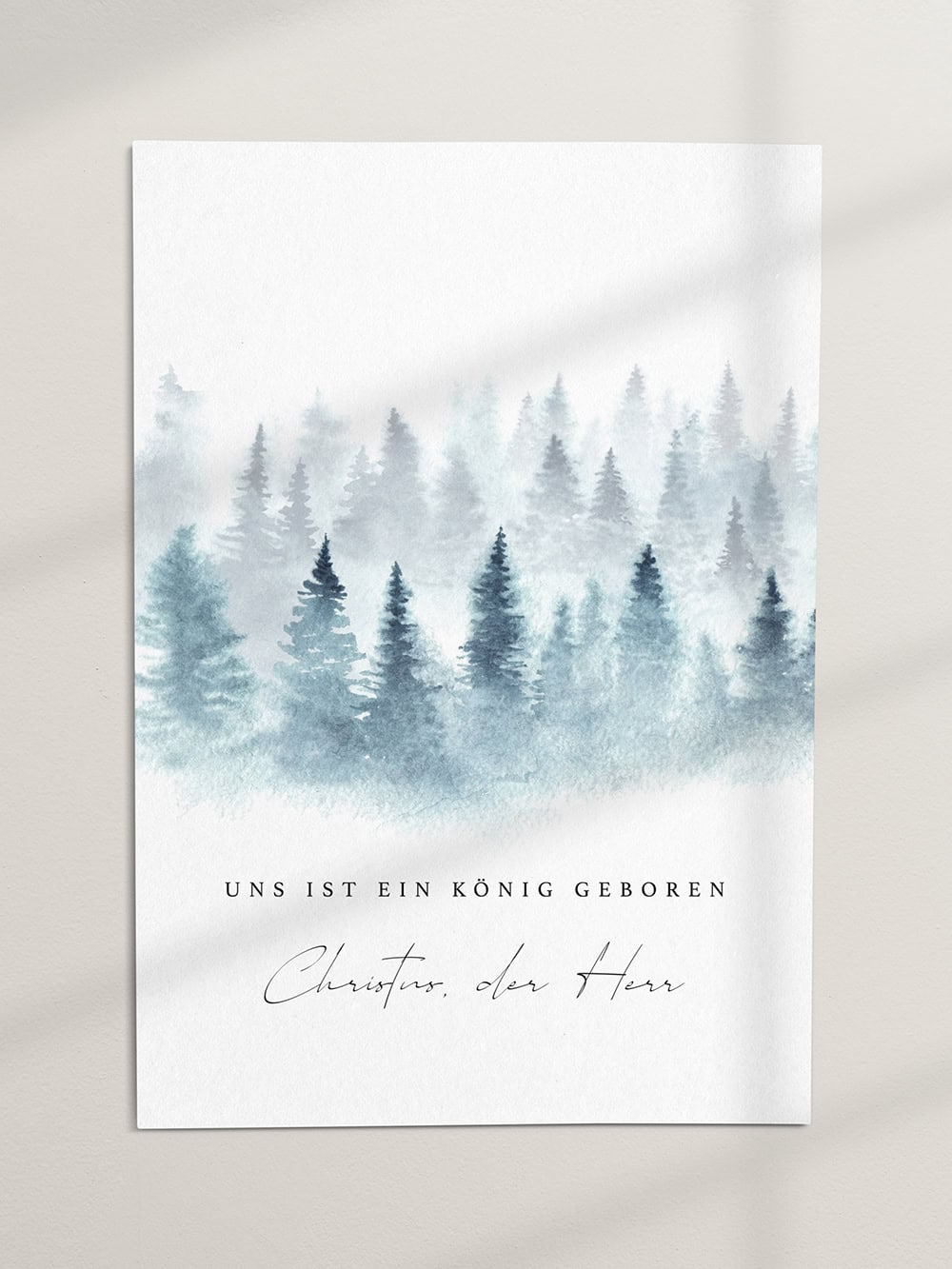 Friedliche Weihnachtskarte mit Bergwäldern und christlichem Gruß.