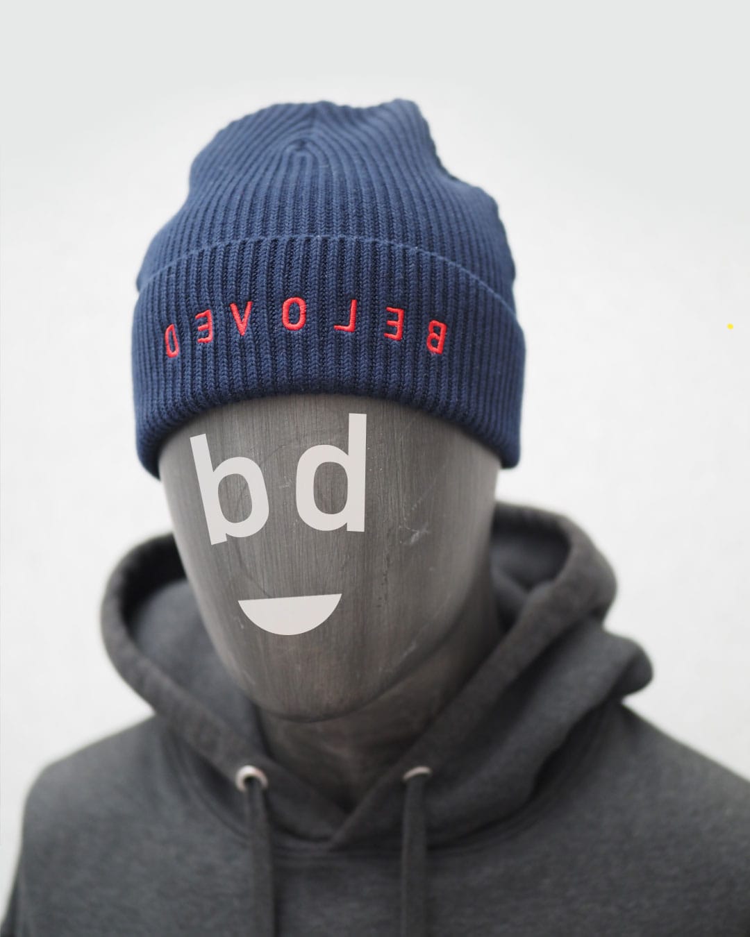 BELOVED Beanie | Marineblau | Fairwear | 95% Bio-Baumwolle | Mirrored Collection 2 Trendiger dunkler blauer Beanie mit rotem "BELOVED" Aufnäher, modischer Streetwear-Look.