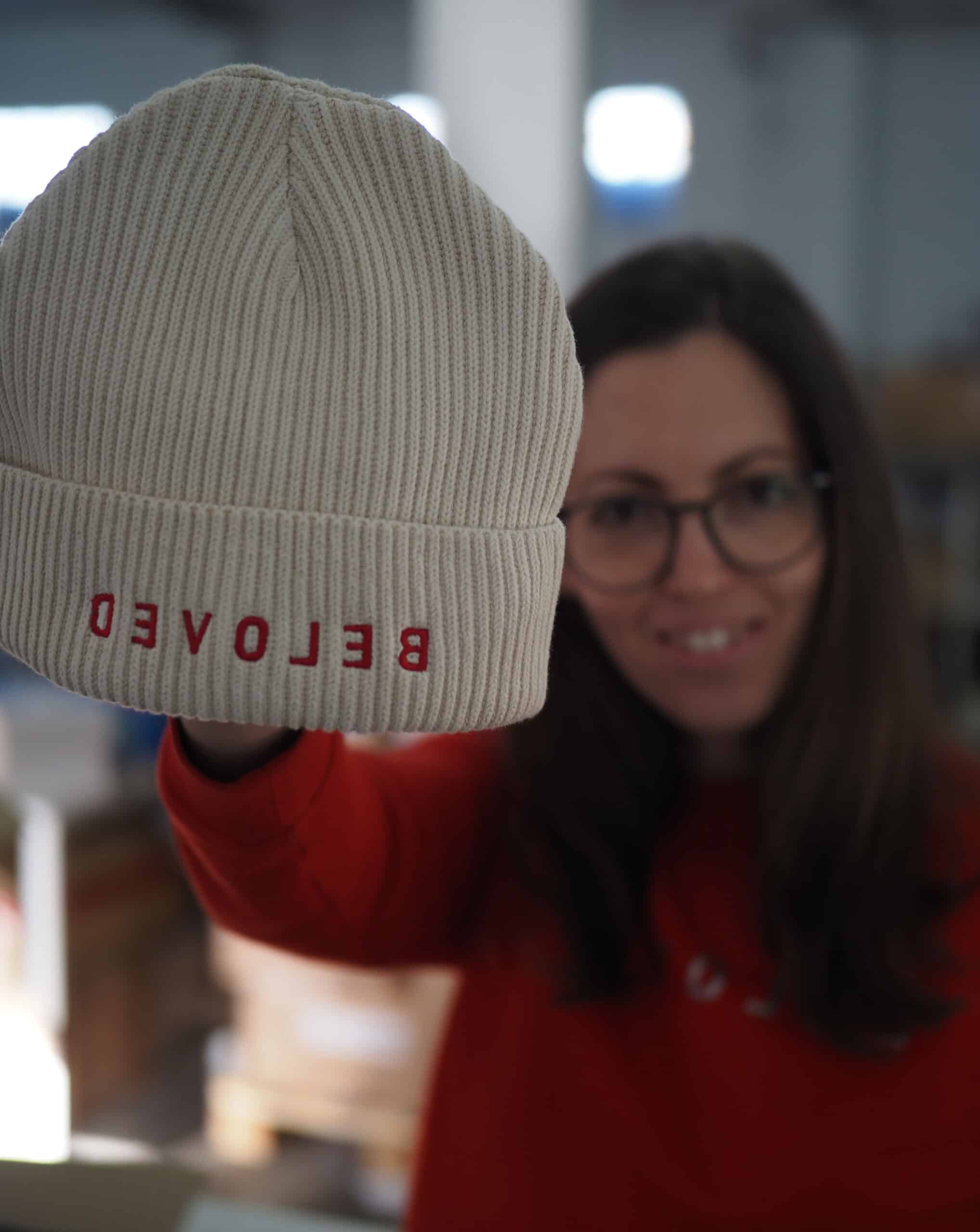 BELOVED Beanie | Natural | Fairwear | 95% Bio-Baumwolle | Mirrored Collection 2 Hoodie mit Bibelvers, christliche Bekleidung, Glaube, Mode, religiöse Textilien, christliche Marken, für Christen, inspirierende Kleidung, christliche Mode, Gebet, Glaube und Stil.