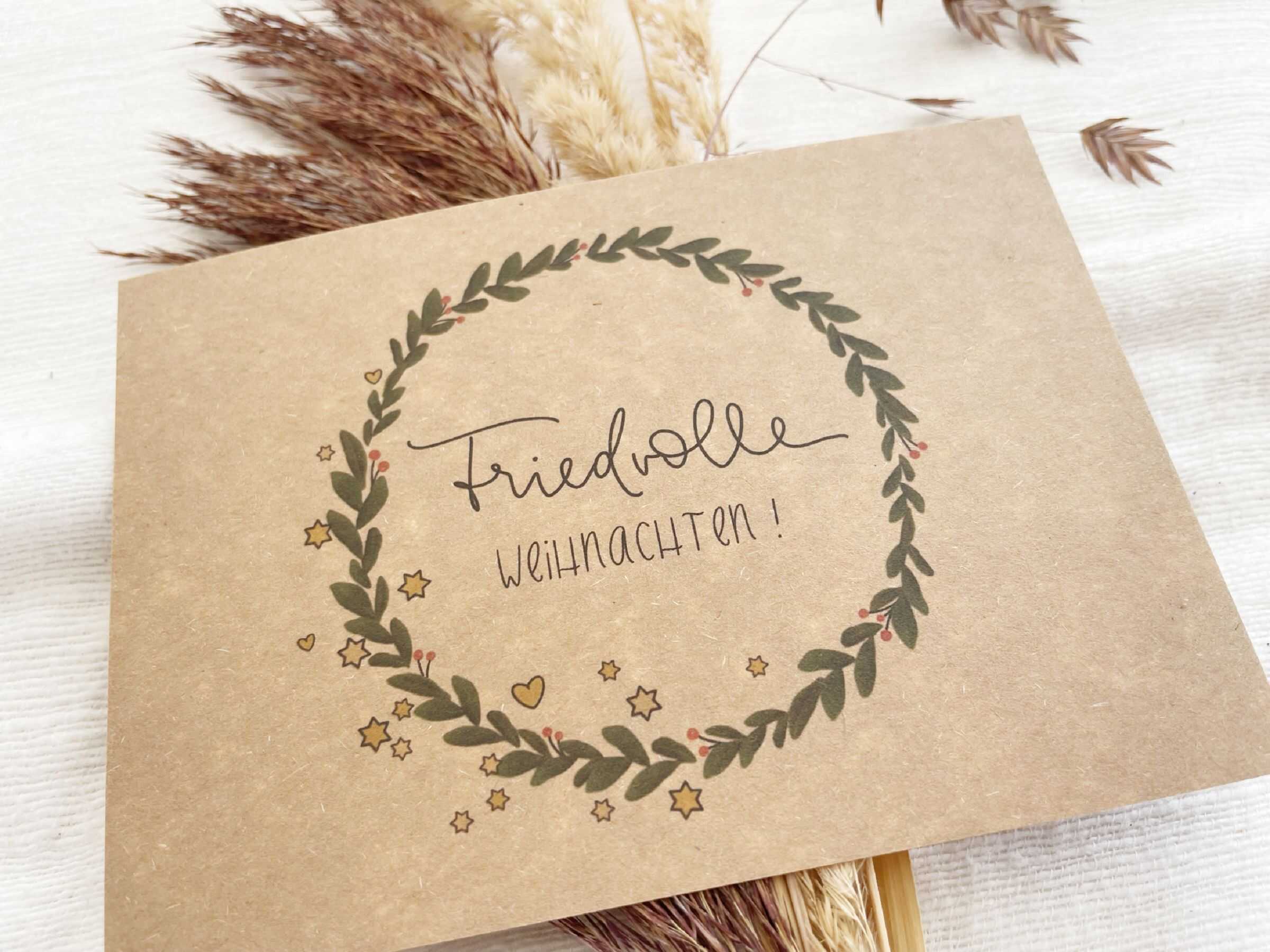 3x Friedvolle Weihnachten | Postkarten aus Kraftpapier | Handlettering | mit Blumenkranz 3 Weihnachtskarte mit christlichem Gruß und natürlicher Gestaltung.