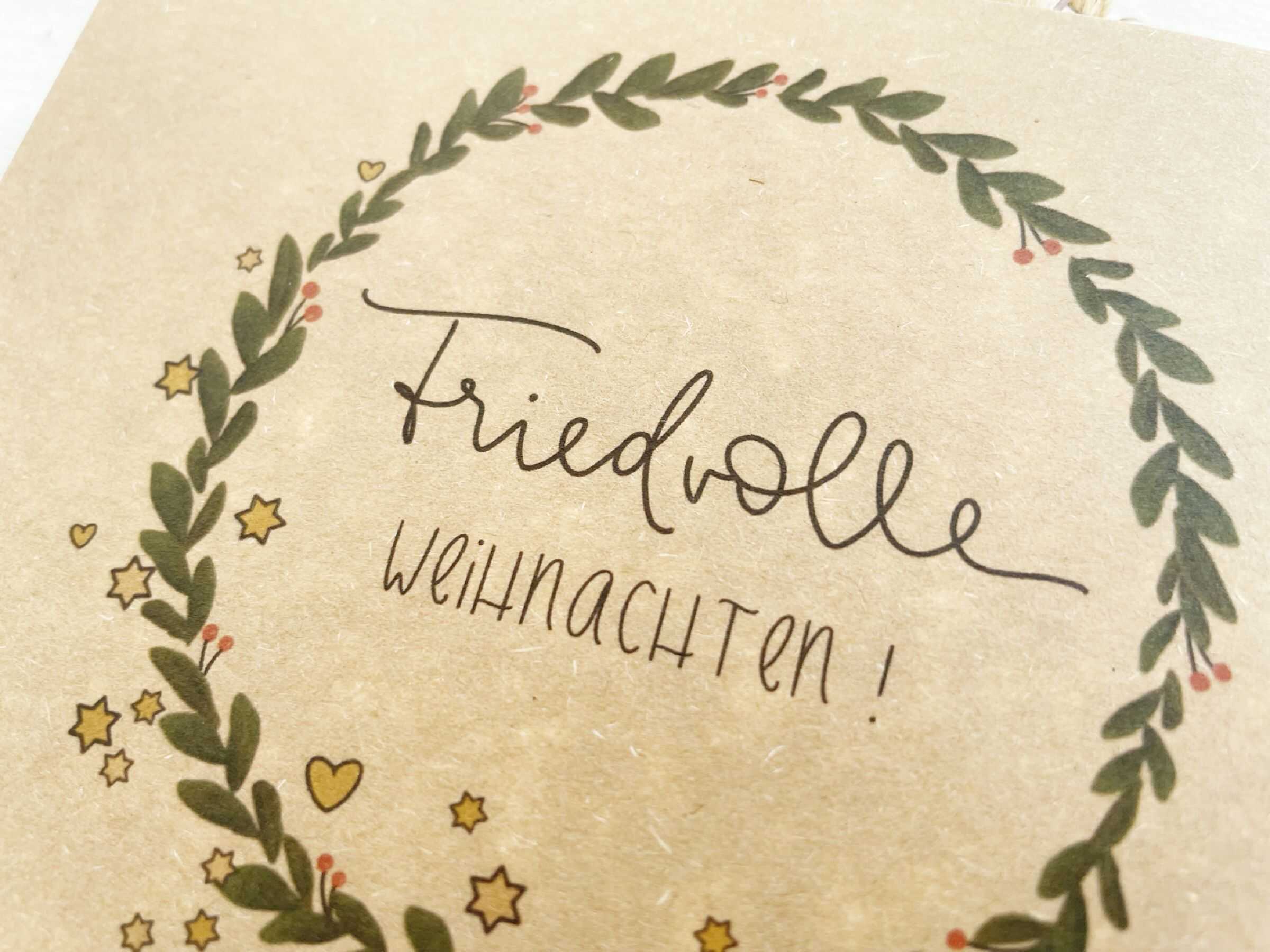 3x Friedvolle Weihnachten | Postkarten aus Kraftpapier | Handlettering | mit Blumenkranz 2 Friedvolle Weihnachtskarten mit christlichem Schriftzug und Pflanzenrahmen.