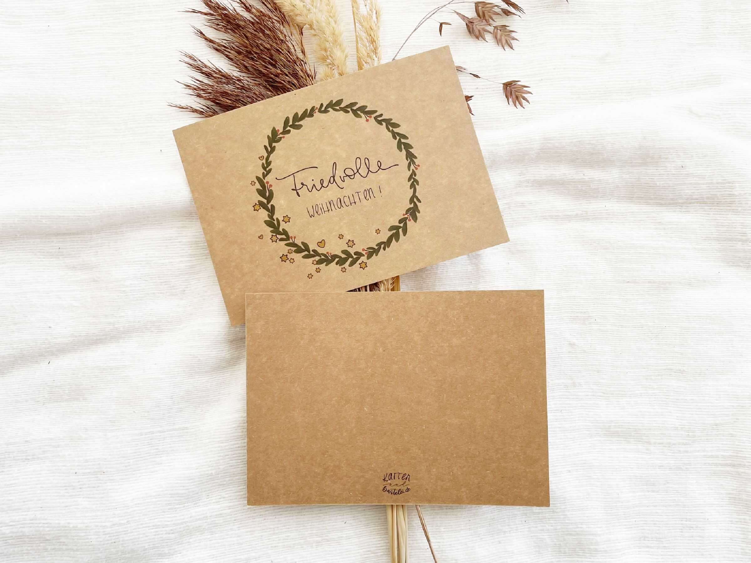 3x Friedvolle Weihnachten | Postkarten aus Kraftpapier | Handlettering | mit Blumenkranz 4 Nachhaltige Weihnachtskarten mit christlichem Design, ökologische Grußkarten, christliche Feiertagskarten, umweltfreundliche Weihnachtsgrüße.