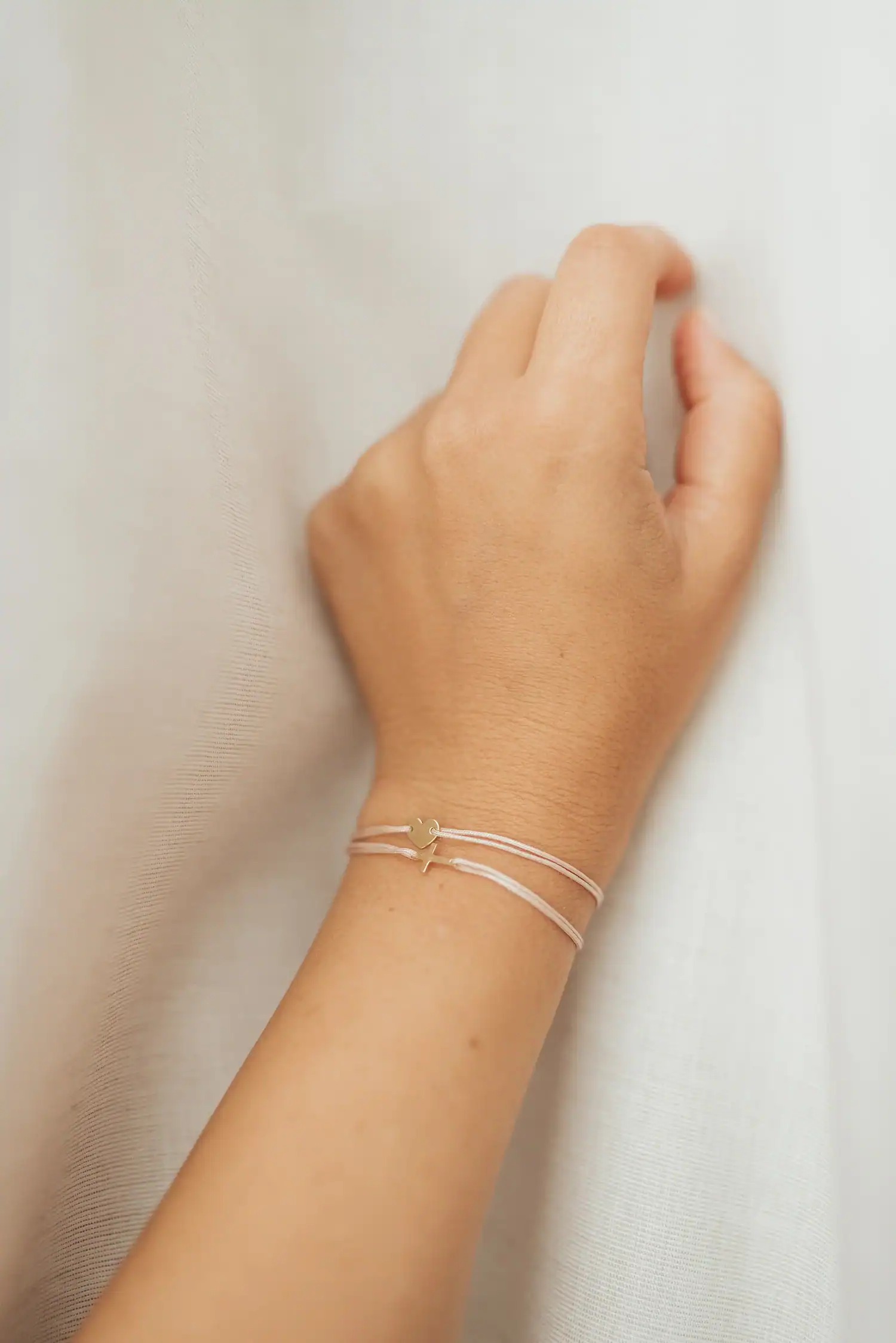 Armband KOSTBAR Herz 3 Armband mit Jesus- und Herz-Symbol, christliches Schmuckstück, Glaube und Hoffnung.