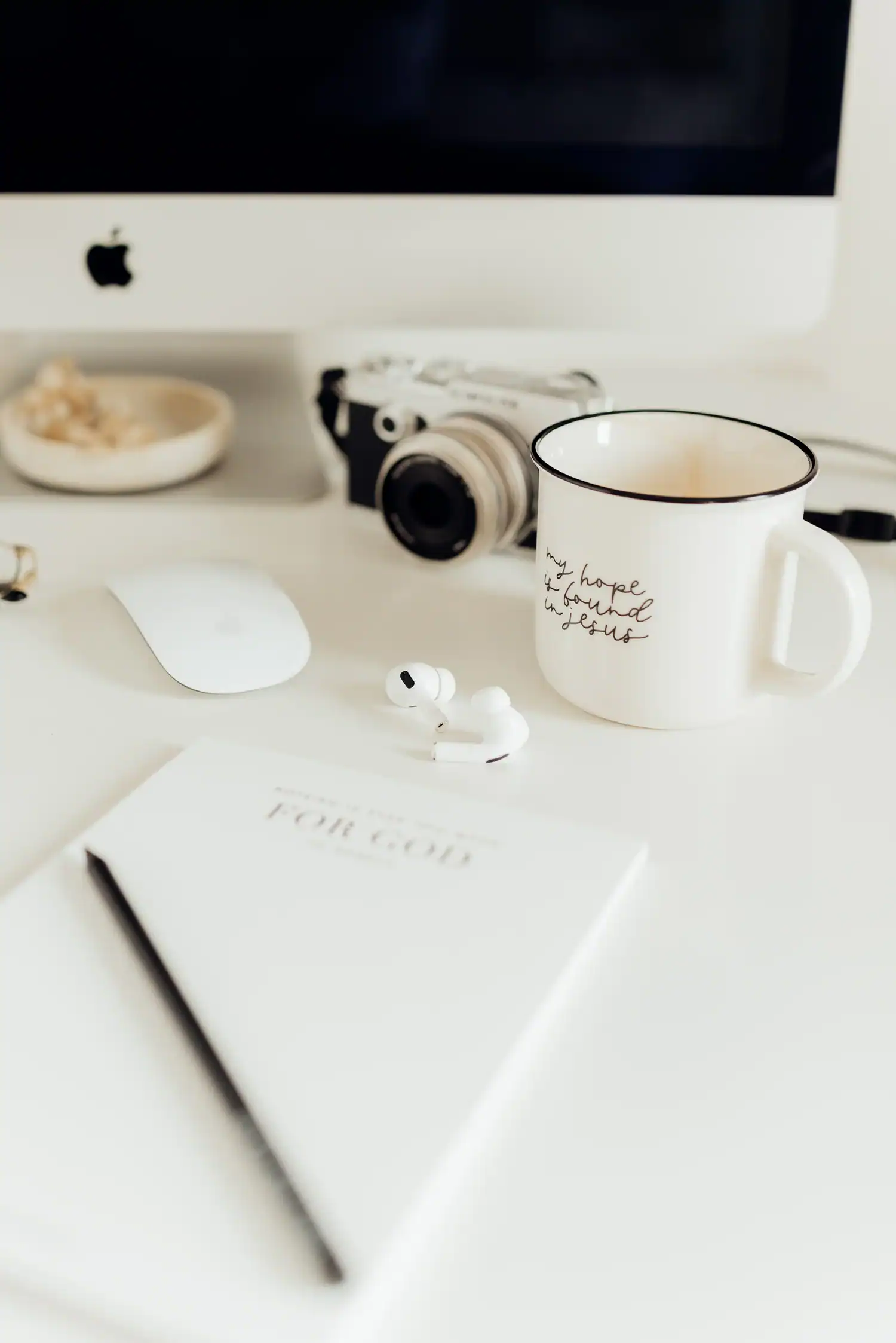 Tasse - My hope is found in Jesus 4 Gebetsbuch mit christlichem Motiv, Kaffee und Apple-Produkte auf Schreibtisch.