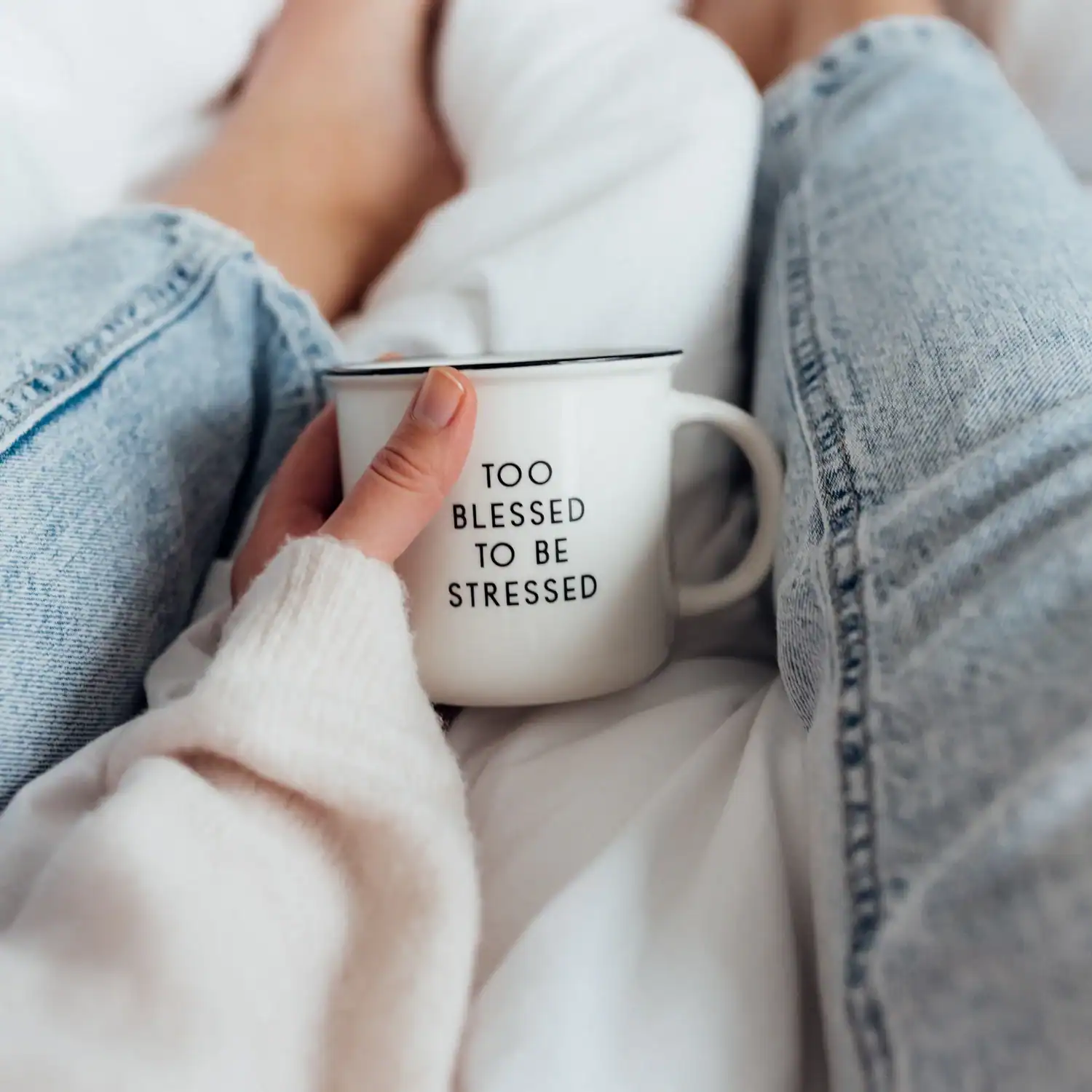 Too blessed to be stressed - Tasse 2 Becher mit christlicher Botschaft "Too blessed to be stressed" auf gemütlicher Couch.
