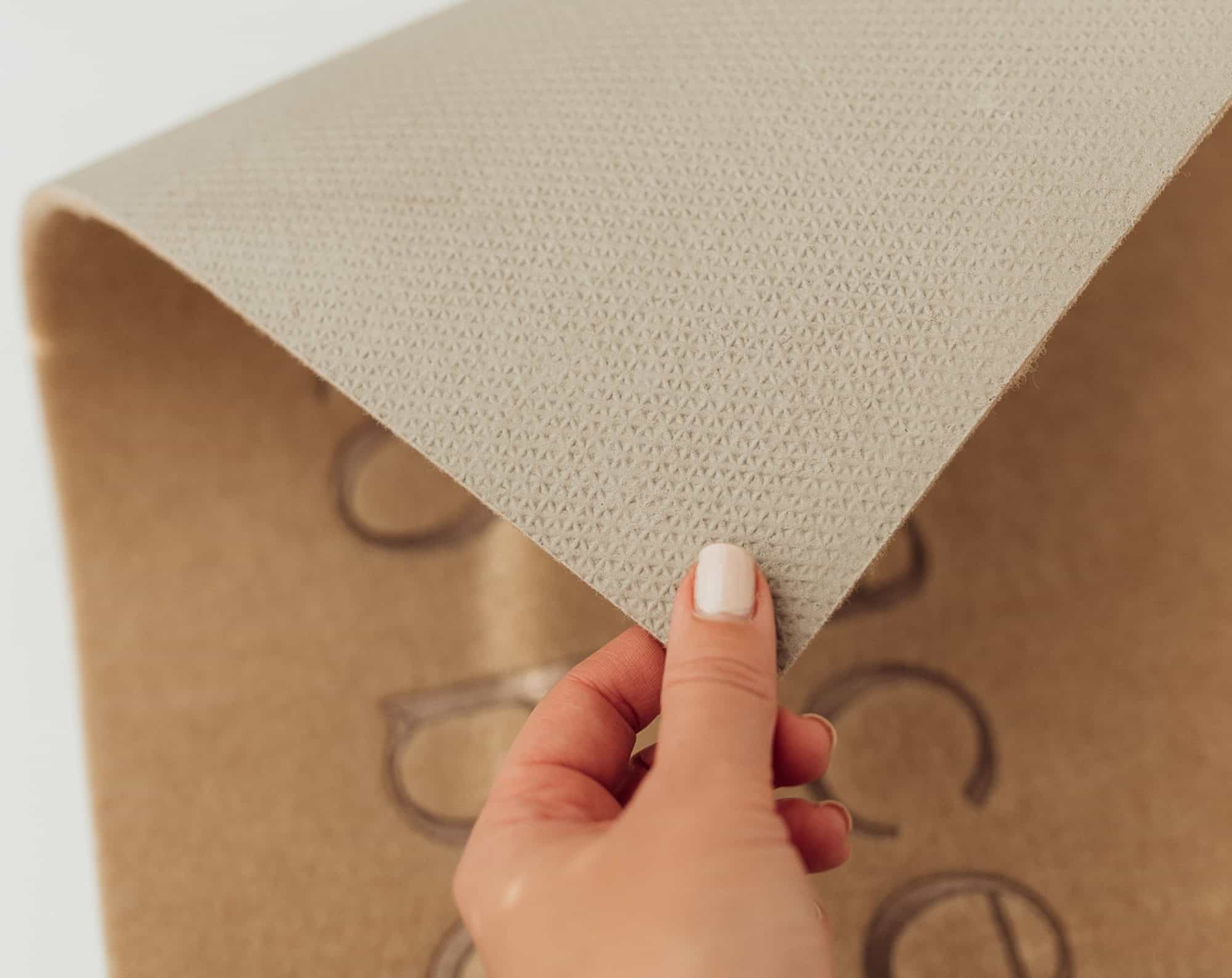 Fußmatte - PLACE TO BE. 2 Geschenkkarton mit christlichen Symbolen, nachhaltiges Verpackungsdesign.