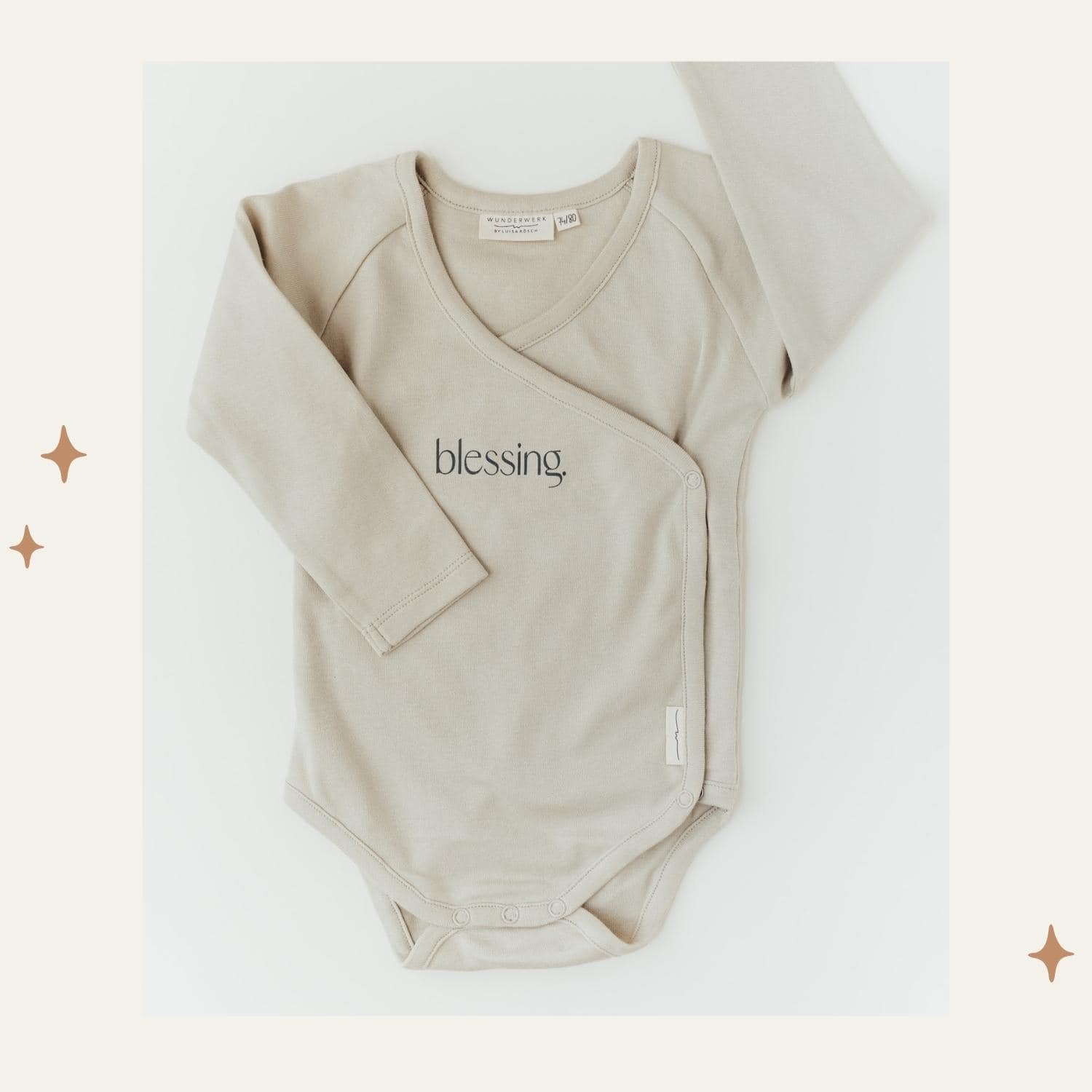 Babybody - BLESSING 13 Minimalistischer Babybody mit "blessing" Schriftzug, christliche Babybekleidung.