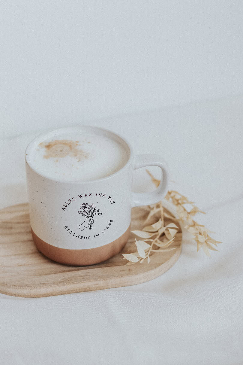 Keramikbecher • Jahreslosung 2024 • Alles, was ihr tut, geschehe in Liebe! 2 Glaube inspirierte Tasse mit Blumen und Zitat, religiöse Geschenkideen, christliche Marken.
