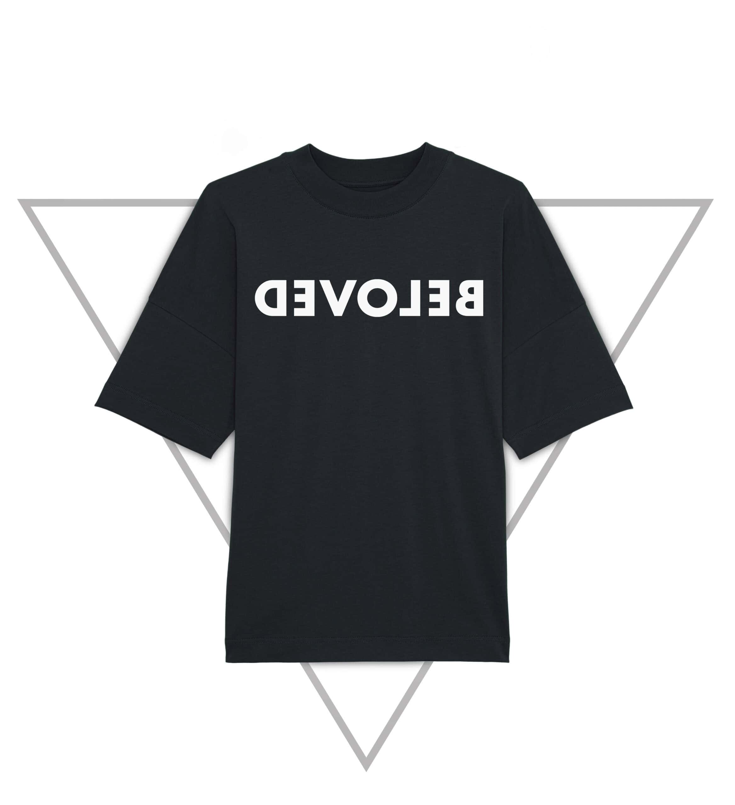 Moderner schwarzer T-Shirt mit "BELOVED" Aufdruck, christliches Design, christliche Mode.