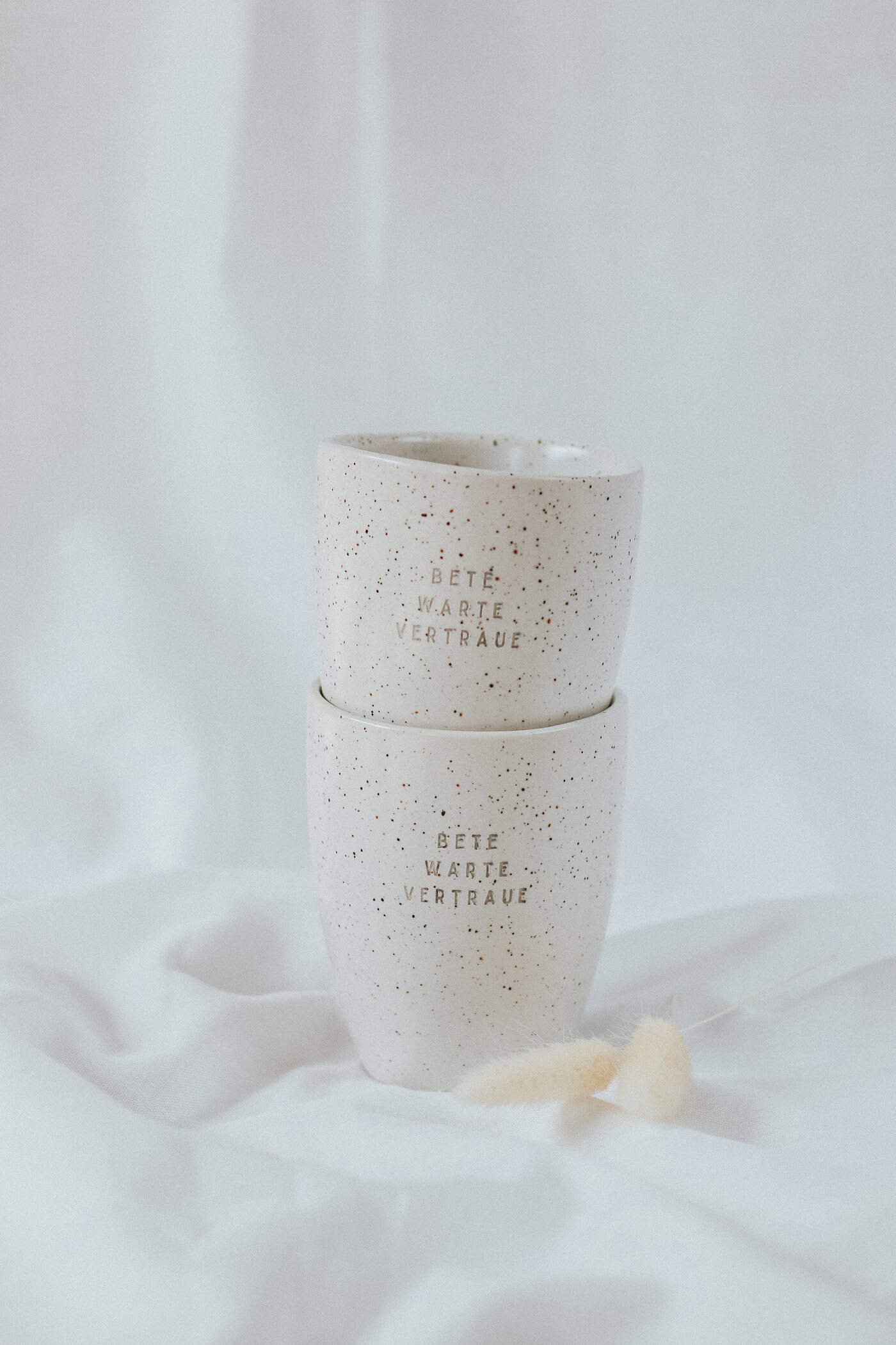 Kaffeebecher • Bete Warte Vertraue 3 Hübsche Becher mit christlichem Motiv, ideal für christliche Marken und Geschenkideen.