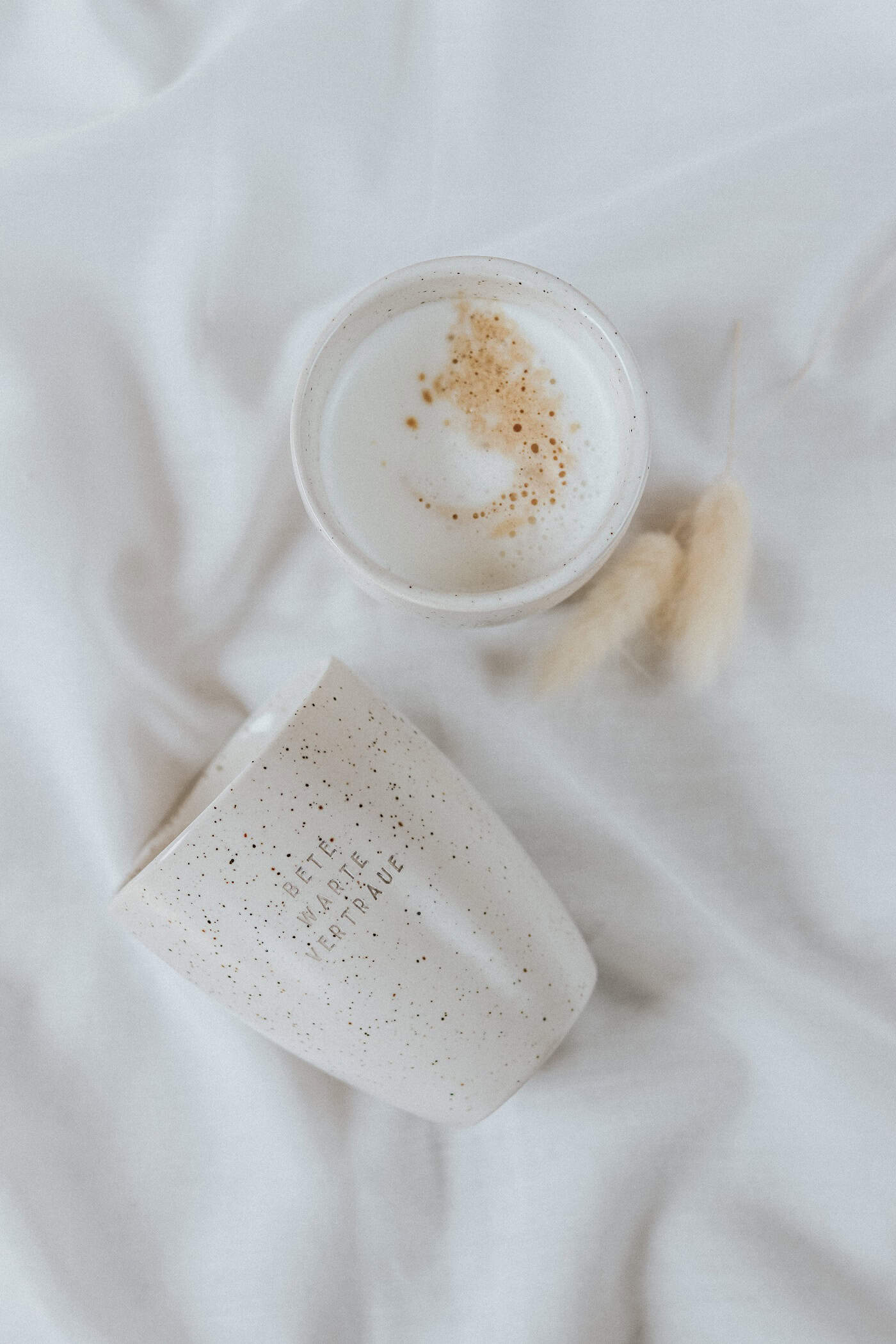 Kaffeebecher • Bete Warte Vertraue 2 Stimmungsvolles Stillleben mit Tasse und Becher auf weißem Stoff, christliche Geschenkideen.