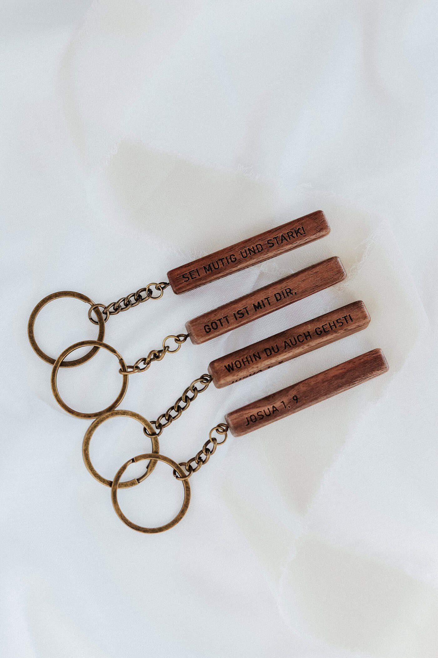 Holz Schlüsselanhänger • Gott ist mit dir.. Josua 1,9 2 Gotteswort Schlüsselanhänger mit Bibelversen, christliche Geschenkideen online kaufen.