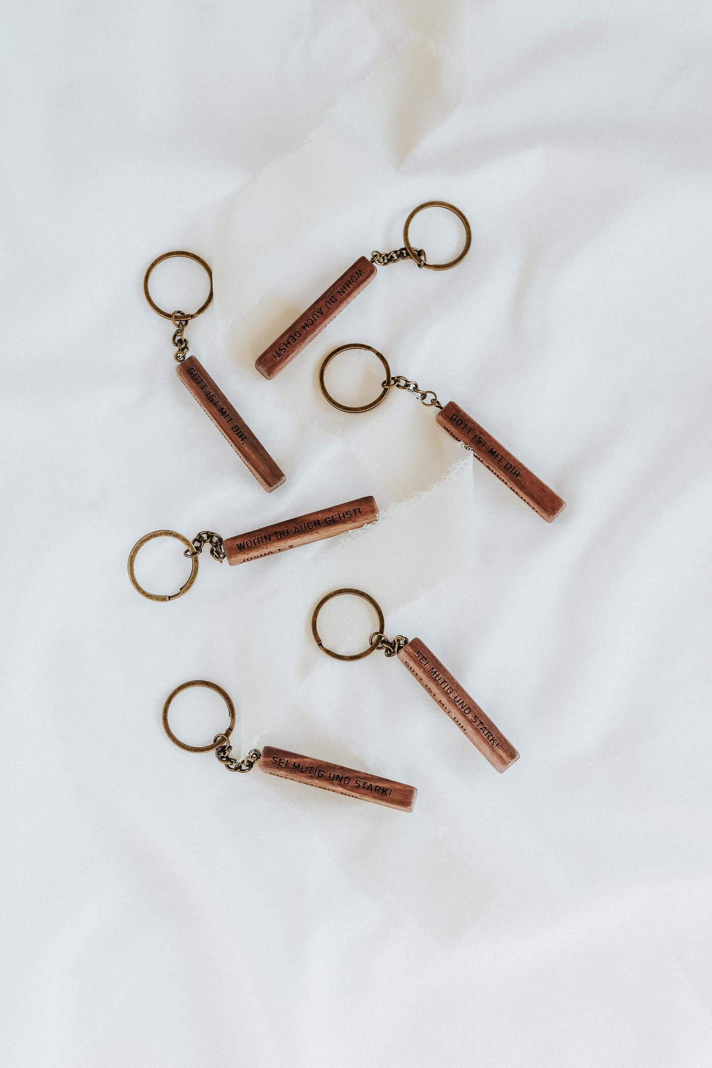 Holz Schlüsselanhänger • Gott ist mit dir.. Josua 1,9 3 Lederschlüsselanhänger mit christlichen Sprüchen, geistliche Geschenke, Glaube Accessoires.