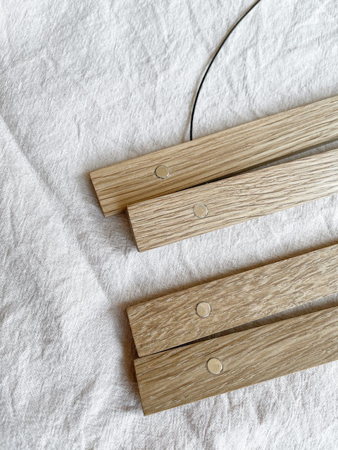 Naturbelassene Holzbretter mit dekorativen Einsätzen, ideal für christliche Dekorationen.
