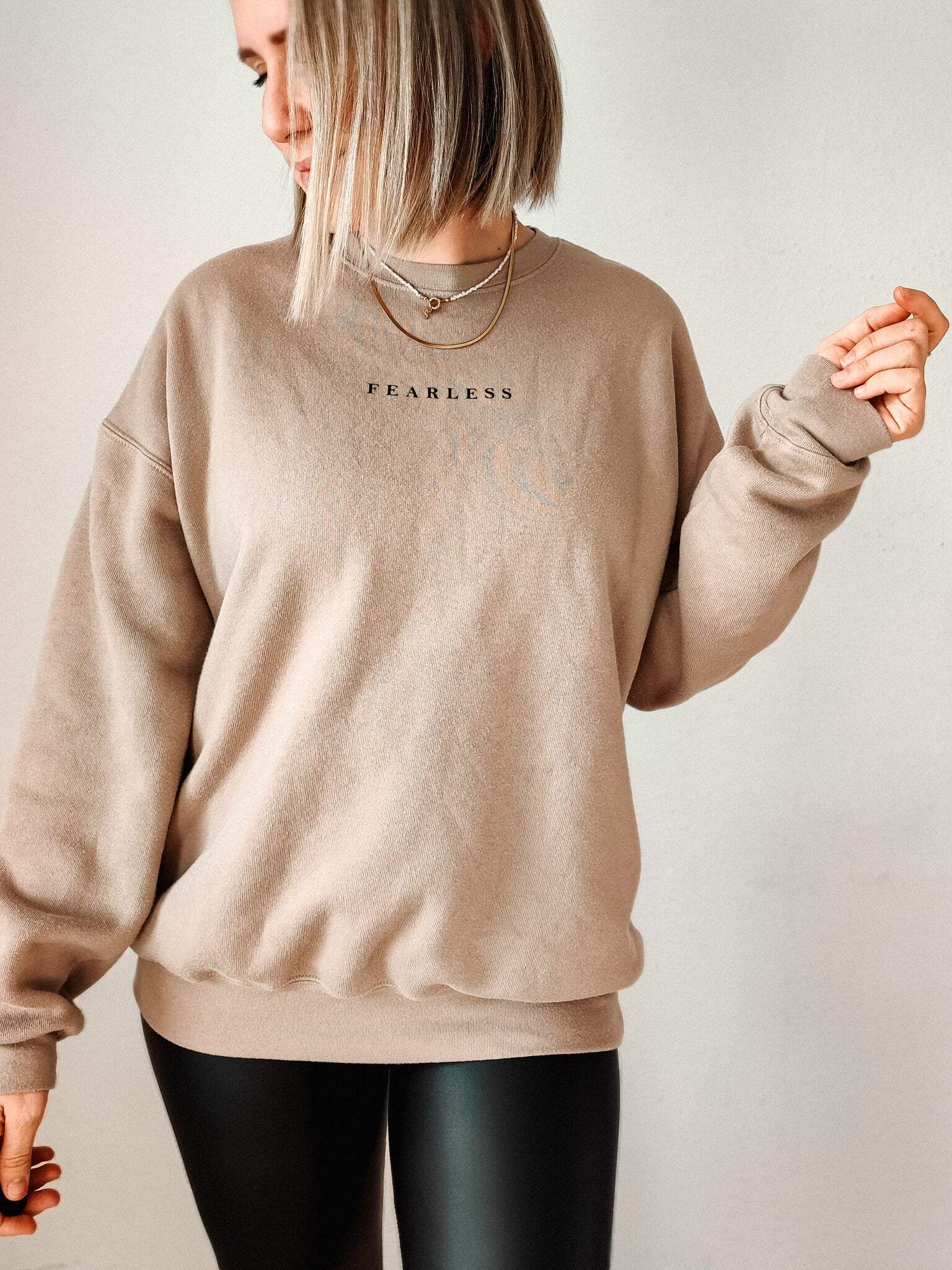 Sweater 'Fearless' UNISEX 8 Mode Sweatshirt mit "Fearless" Aufdruck, christliche Mode, Fair Fashion, Damenbekleidung, christliche Marken.