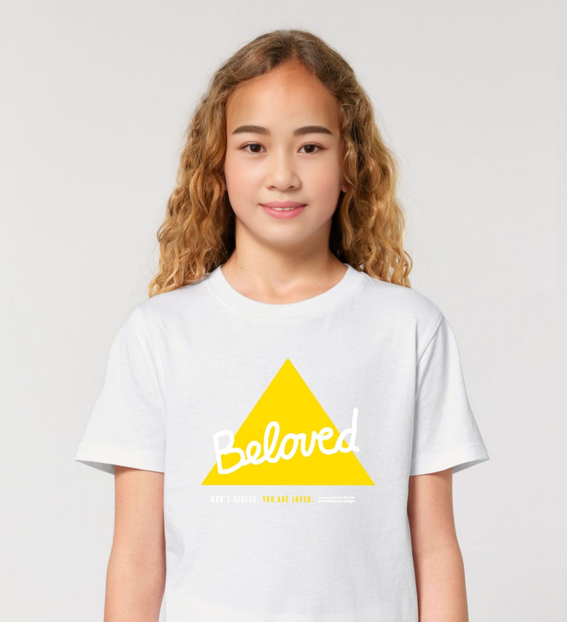 Moderne Jugendliche T-Shirt mit inspirierendem Glaubensspruch, christliche Mode.