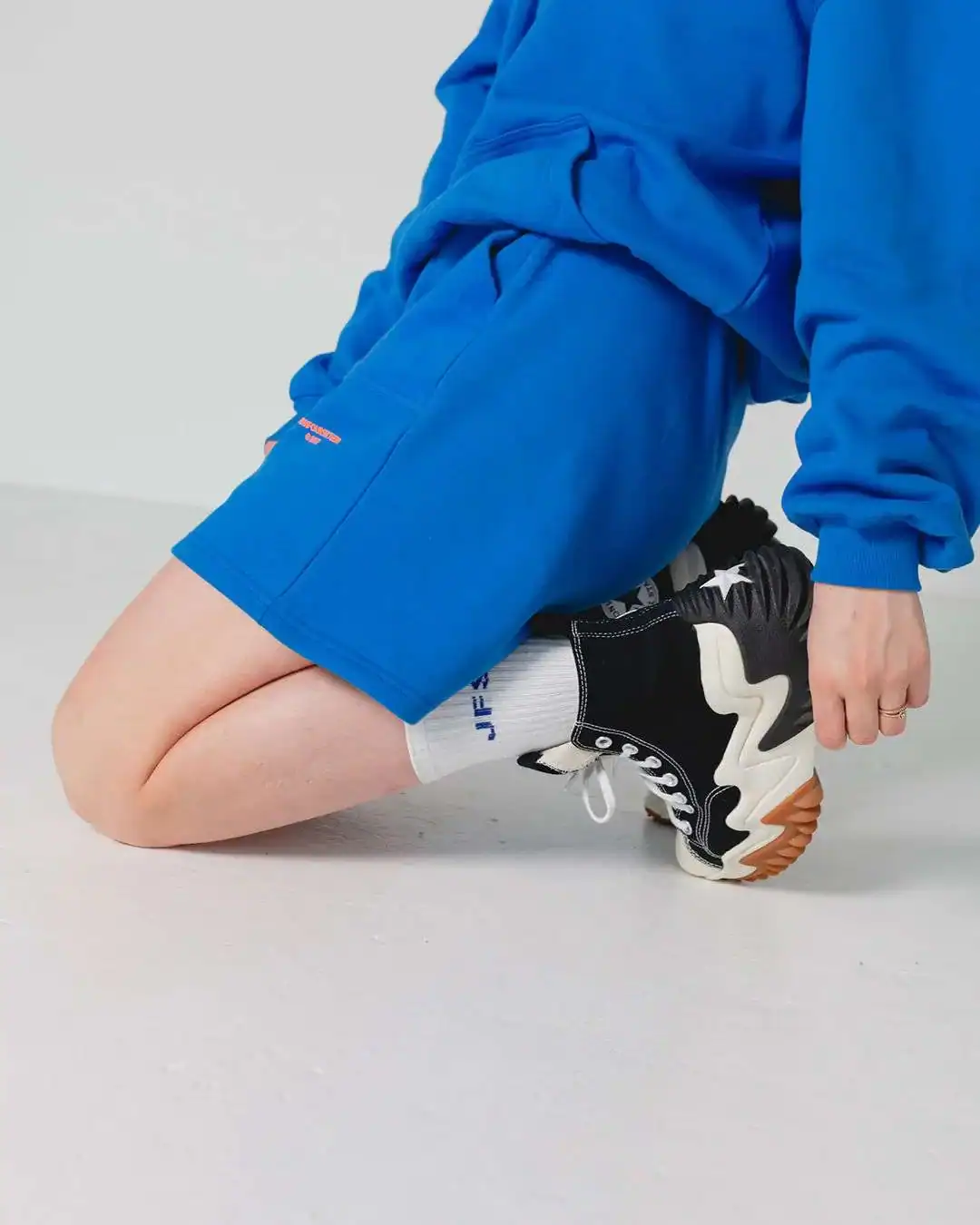 Lara Shorts | Cobalt Blue 2 Modischer Sneaker mit Bibelzitat auf dem weißen Socken, Sportlicher Streetstyle, Jugendmode.
