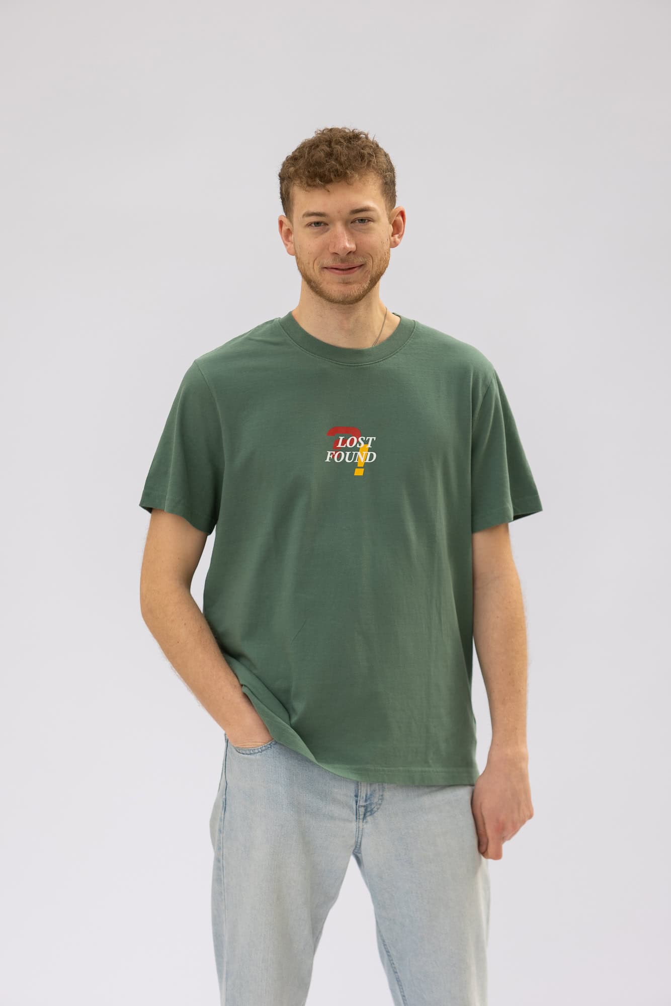 Moderner grüner T-Shirt mit christlichem Spruch für Männer, Lifestyle Mode.