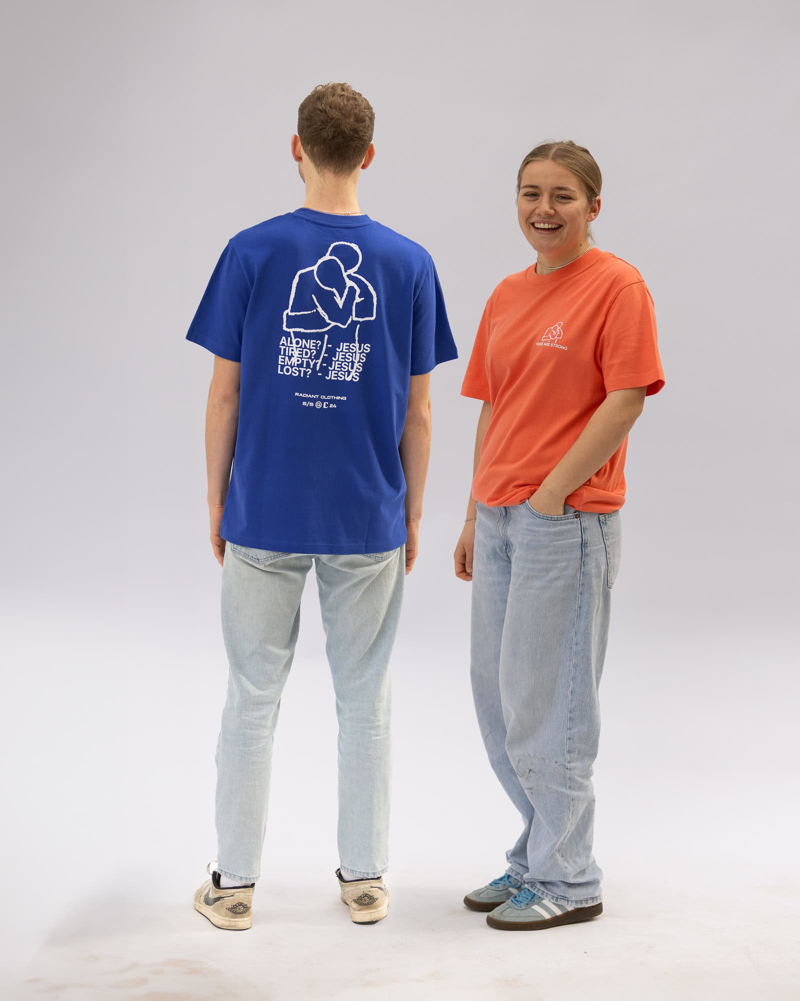 Gemeinsames christliches T-Shirt mit Bibelvers auf weißem Hintergrund.