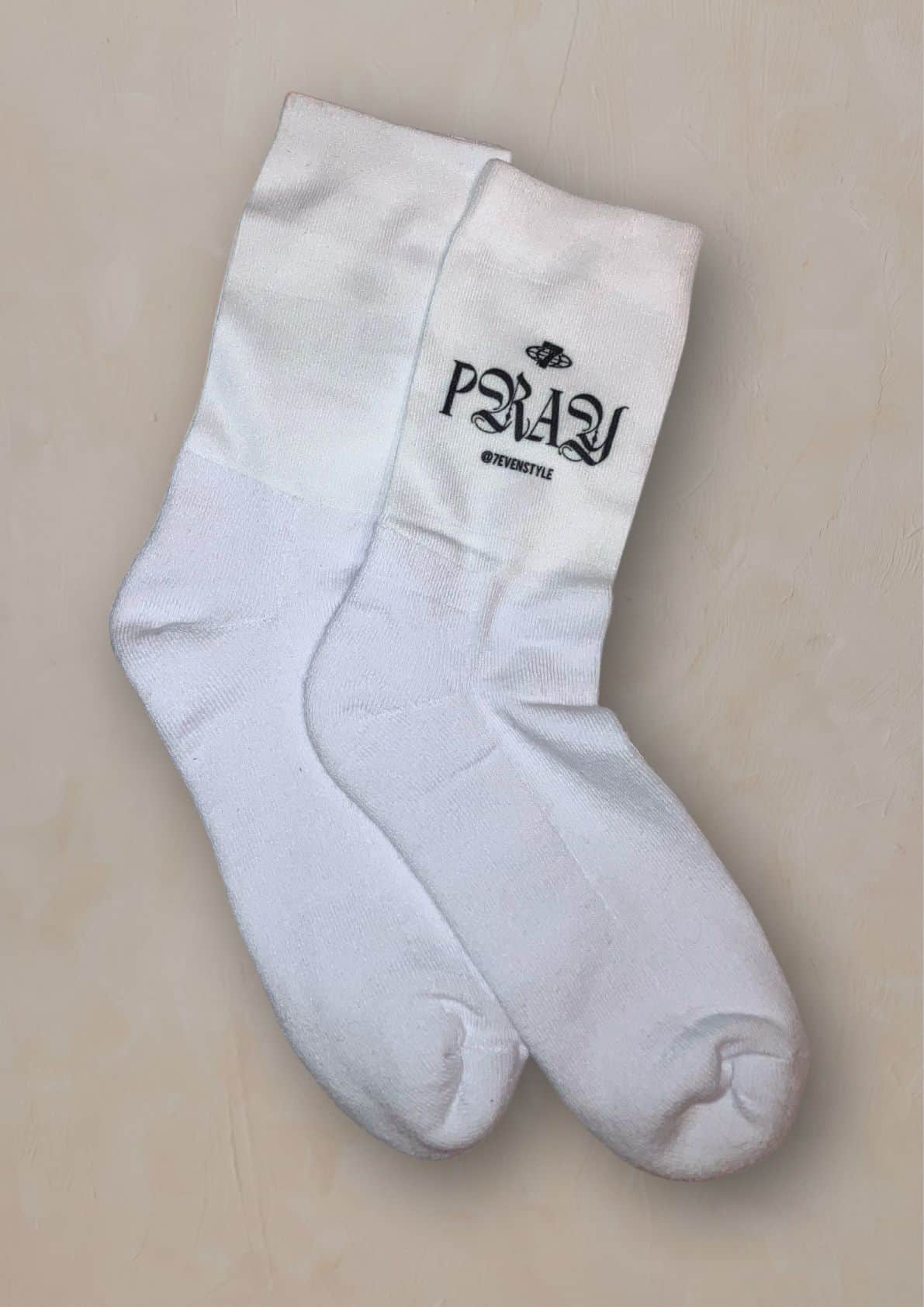 Pray Socken 2 Modische weiße Baumwollsocken mit Christlichem Design und Bibelvers, perfekt für Christen.