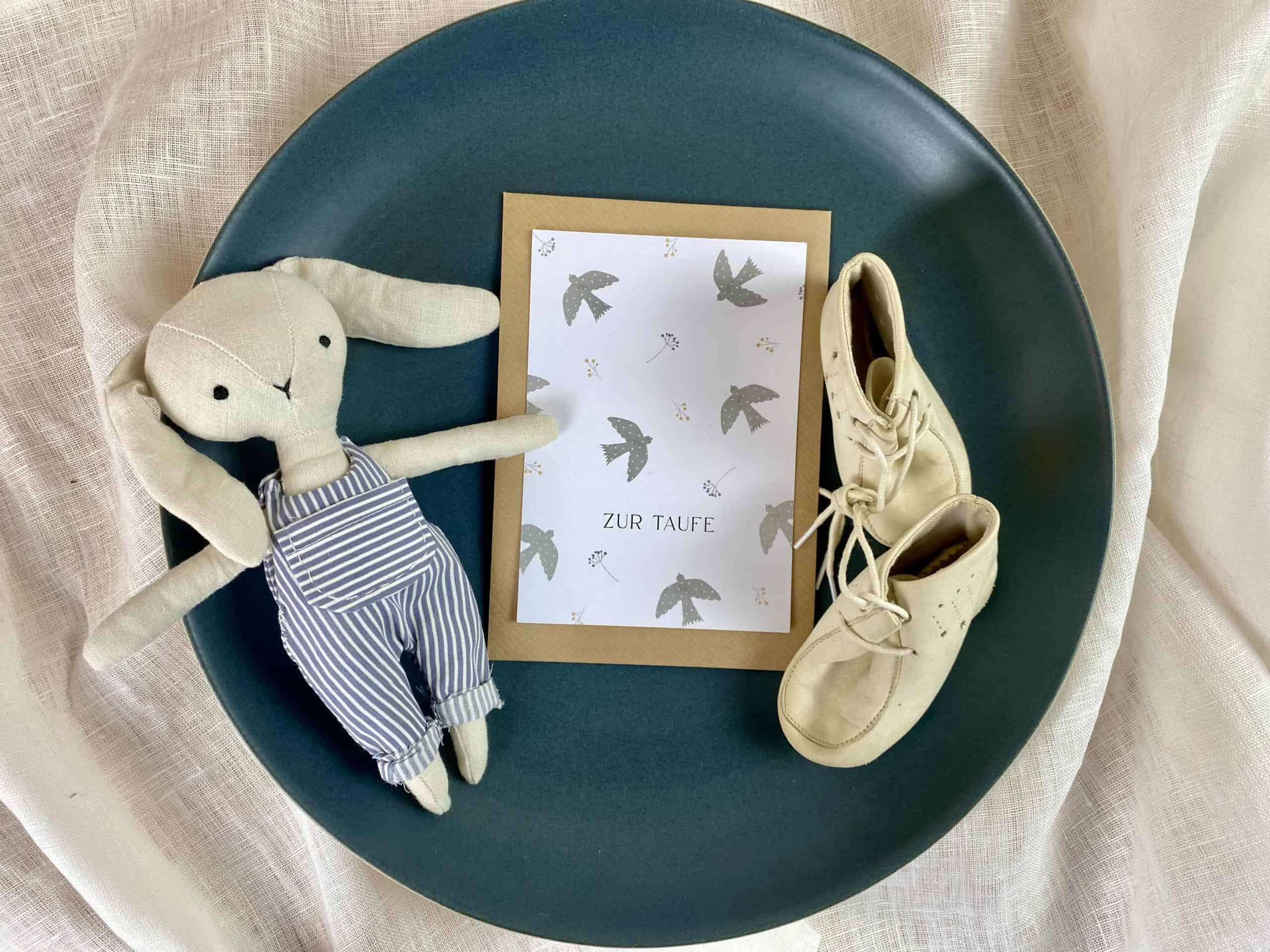Zweiteiliges Taufgeschenk mit Plüschhase, Babysandalen und Karte, christliche Taufgeschenke, Mookho.de.