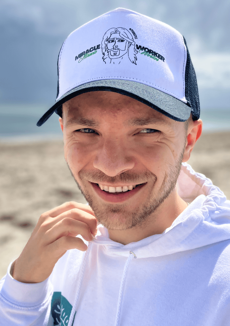 Erwachsener mit christlichem Cap, Strand, Christliche Mode, Mookho.de Christian Marketplace.