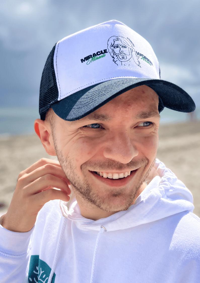 "Miracle Worker" Trucker-Cap 3 Glaubensbasierte Cap mit Jesus-Illustration und "Miracle" Schrift.
