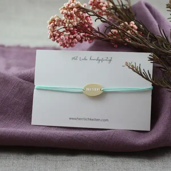 Diy christliche freundschaftsarmband mit goldplatte und pastellband.