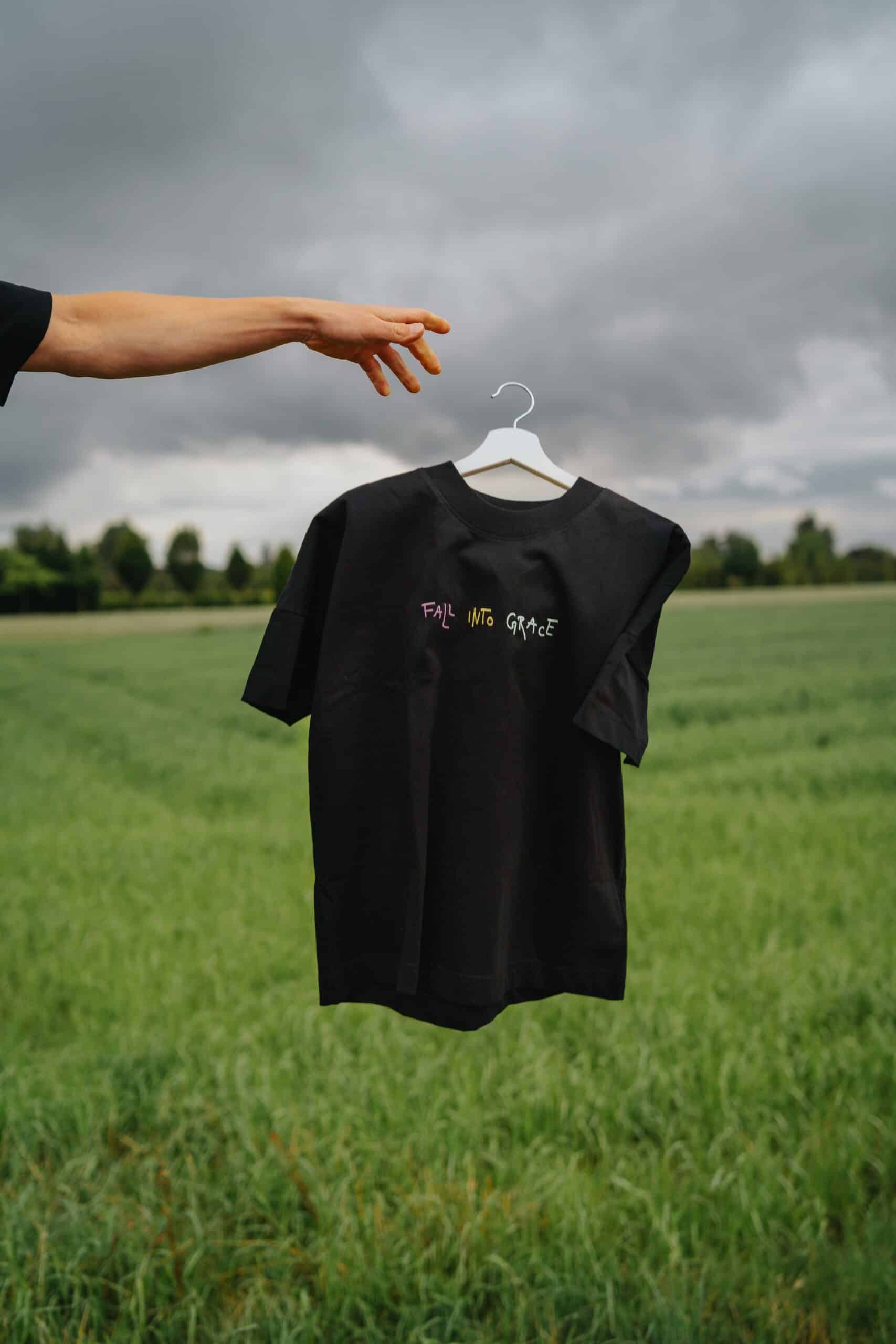 Glaubenssymbol auf T-Shirt, christliche Mode, christliche Marken, christliches дизайны, vegane Kleidung, christliche Bekleidung, Online-Marktplatz für christliche Marken.
