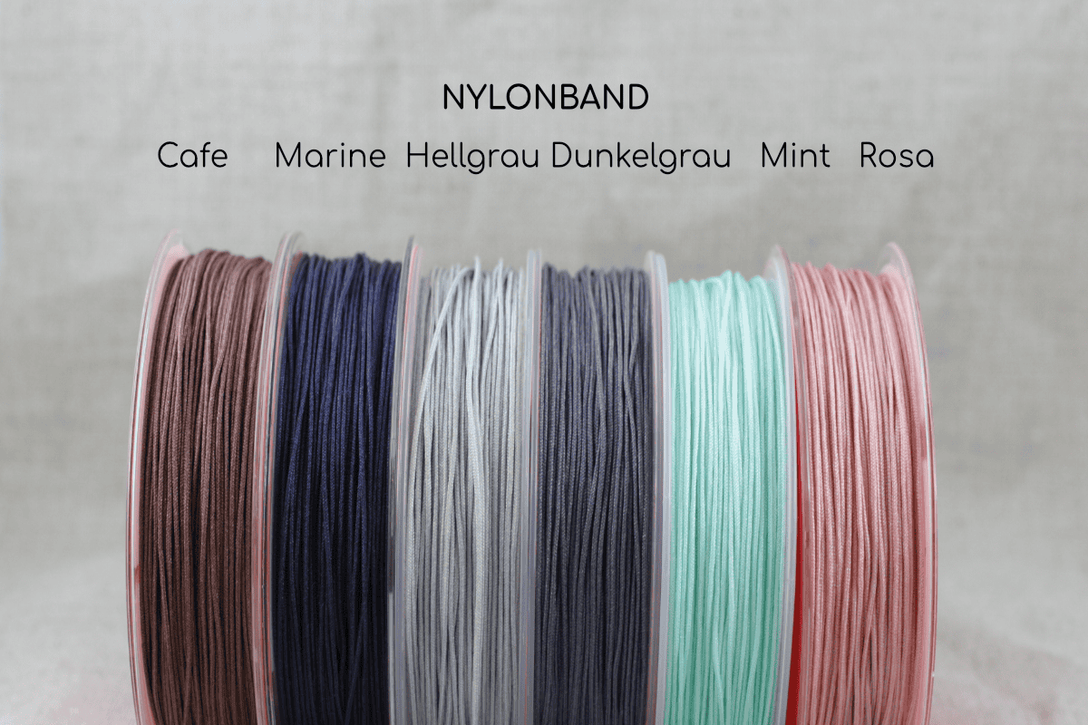 BLESSED 5 Bunte Nylonbänder in verschiedenen Farben auf Spulen.