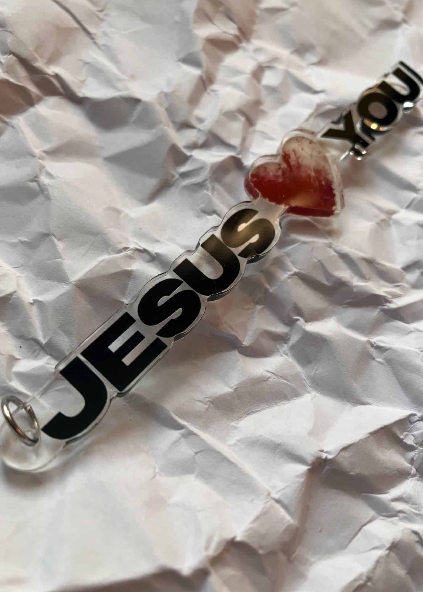 Christliche Schmuckschlüsselanhänger mit Herz und Gebetsmotto.