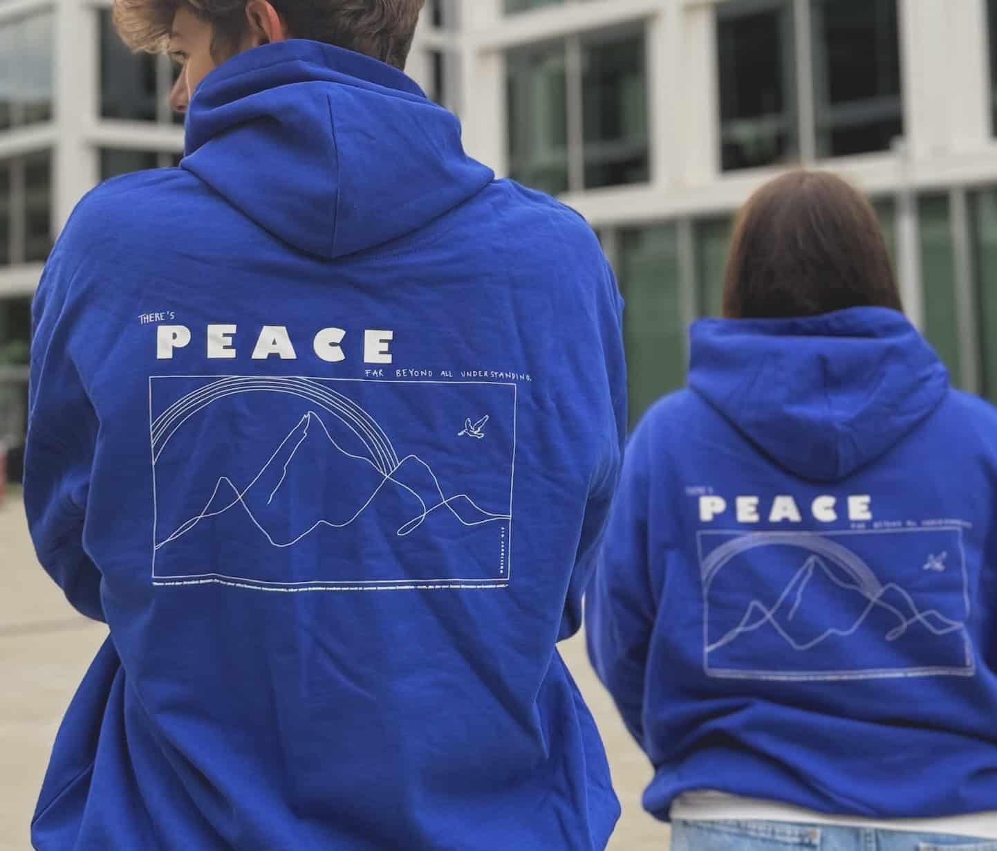 Peace | Christlicher Hoodie – blau unisex – Bio-Baumwolle – Fairtrade 12 Himmlischer Peace-Hoodie mit Bergmotiven und Taube, christliche Mode für Frauen und Männer.
