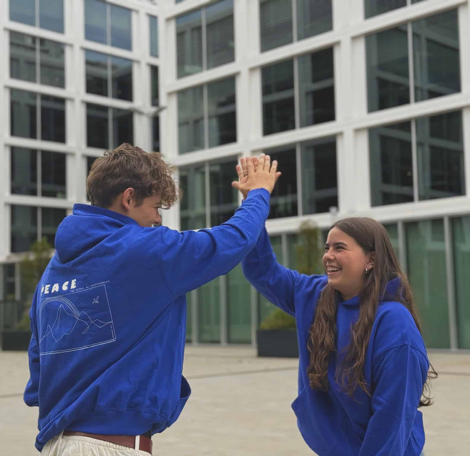 Peace | Christlicher Hoodie – blau unisex – Bio-Baumwolle – Fairtrade 15 Positive Jugendkultur mit christlicher Botschaft, freundschaftliche High-Five.