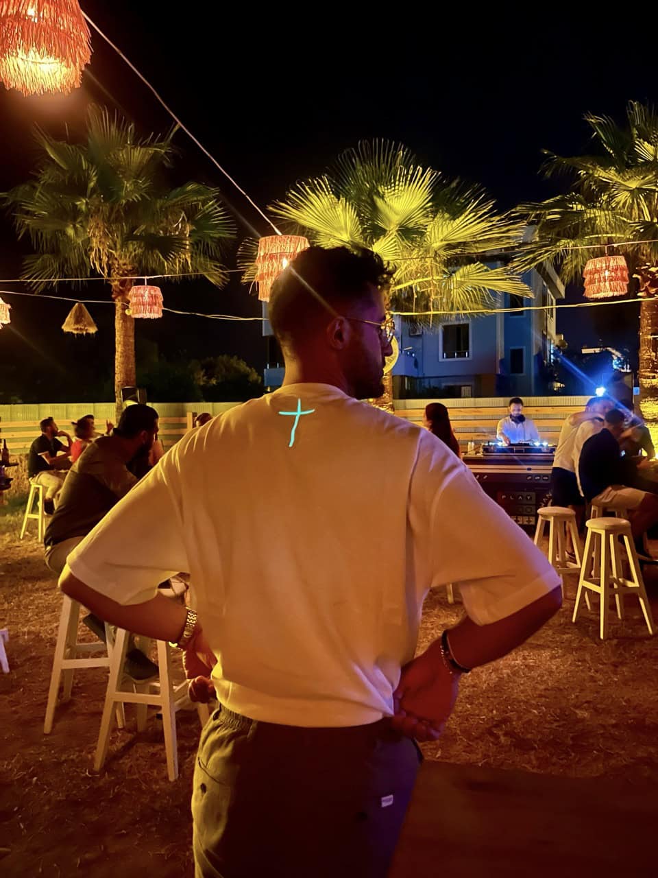 Essential Oversize T-Shirt ALLWHITE - "LIGHT" 18 Himmlischer Moment bei christlichem Fest mit Lichterketten und Palmen, Glaube gefeiert.
