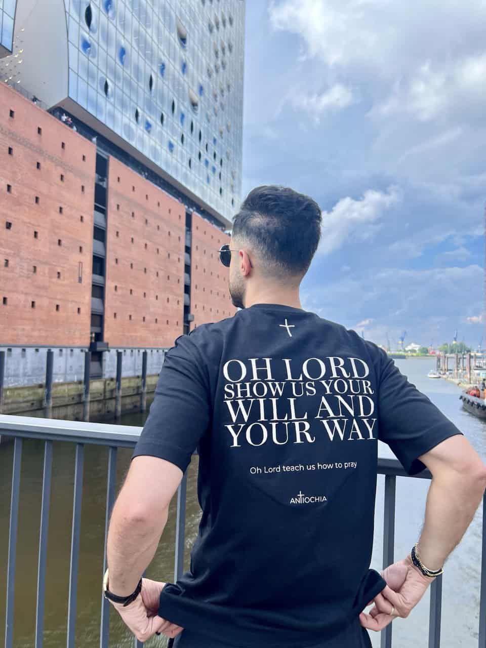 Heavy Oversize T-Shirt - "YOUR WILL" 13 Gebetsthema T-Shirt mit christlicher Botschaft auf der Stadtbrücke.