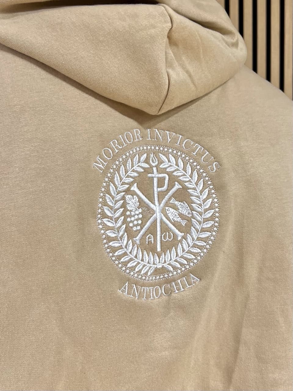 Hochwertiger christlicher Hoodie mit Logo und Bibeltext, Ideal für Glaubensgemeinschaften.
