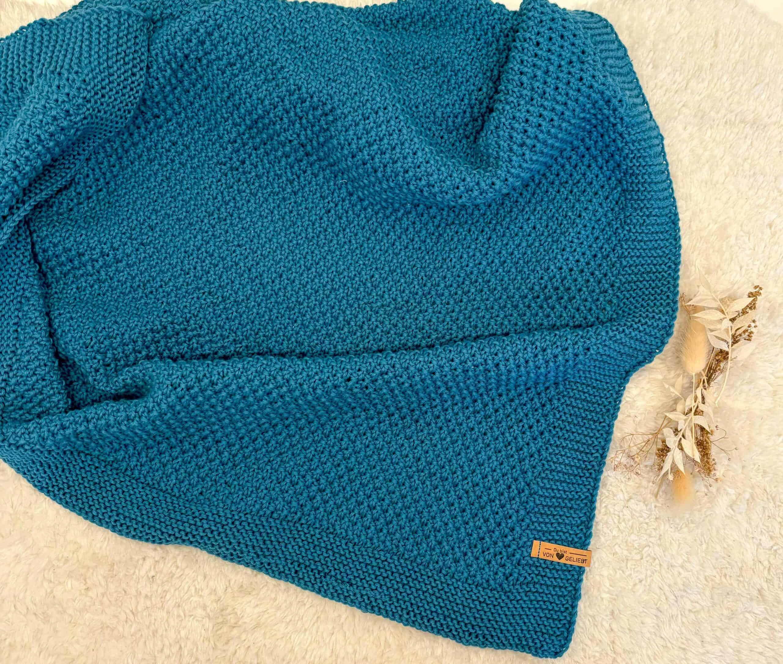 Gemütliche blaue Strickdecke für christliche Werte, Gebet und Geborgenheit.