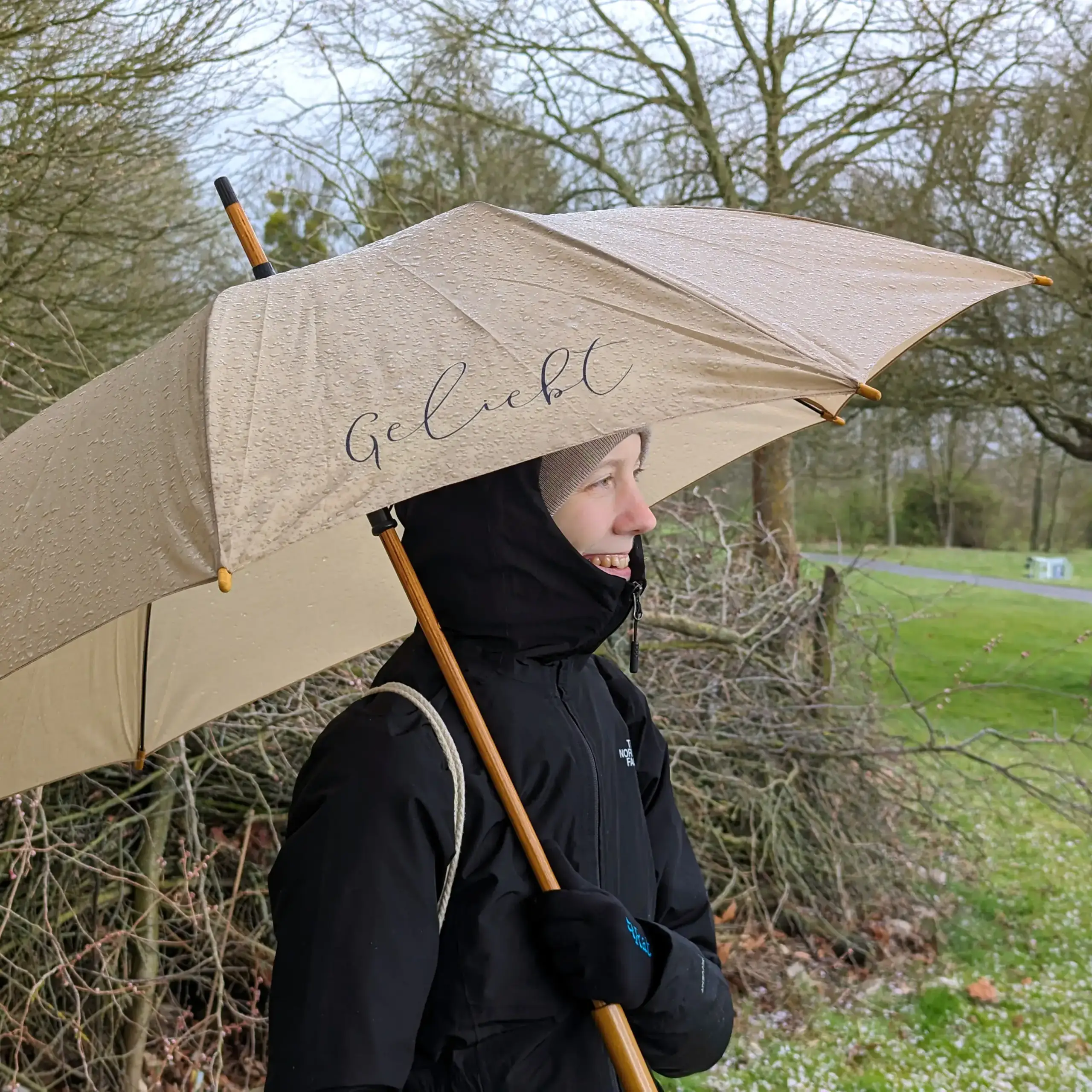Regenschirm „geliebt“ | Dein stilvoller Schutz mit kraftvoller Message | Römer 5, 8 | Geliebt | Christlich | Geschenk | Sonnenschirm 5 Robuster Regenschirm mit dem Wort "Geliebt" im christlichen Online-Shop.