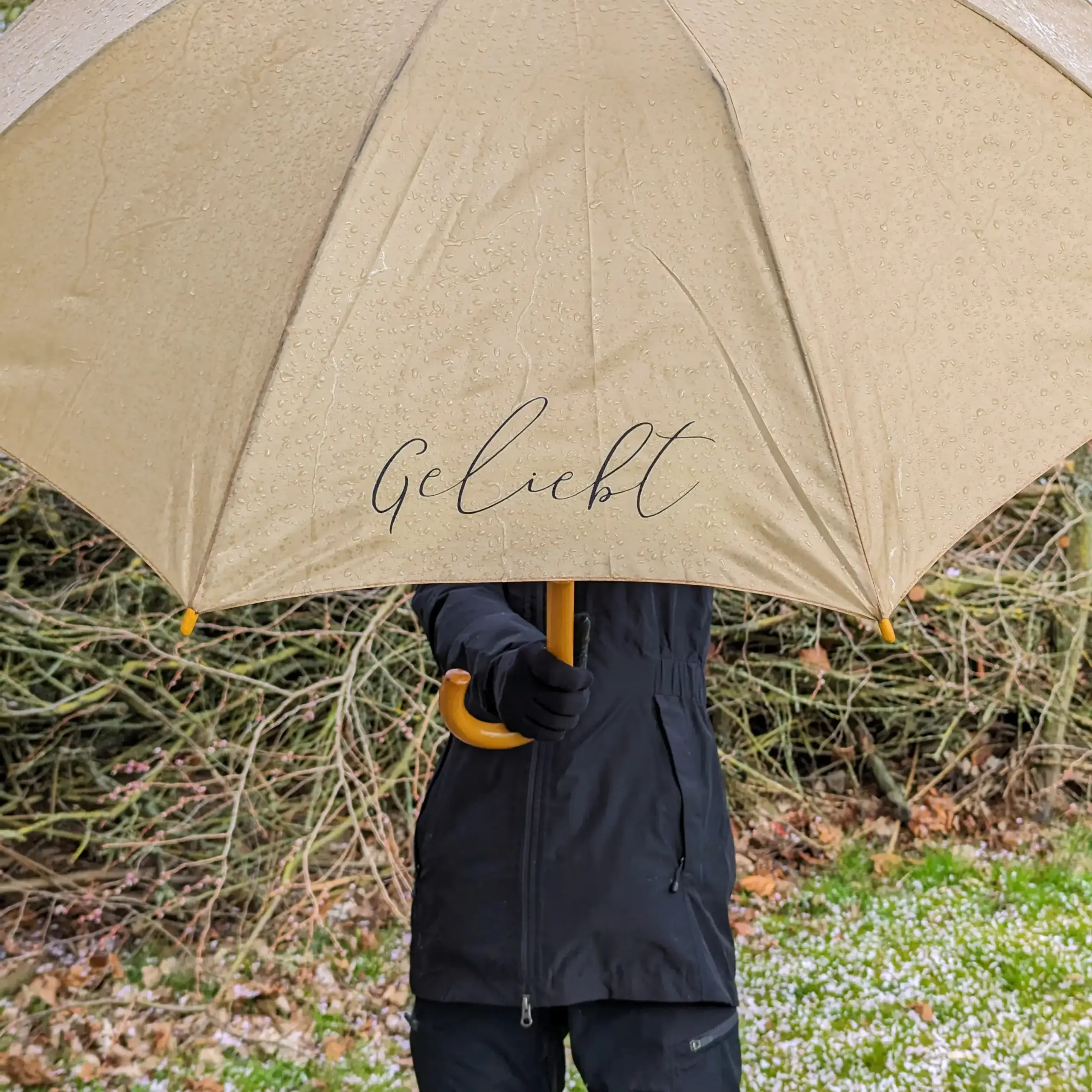 Regenschirm „geliebt“ | Dein stilvoller Schutz mit kraftvoller Message | Römer 5, 8 | Geliebt | Christlich | Geschenk | Sonnenschirm 4 Regenschirm mit "Geliebt" Schriftzug, christliche Botschaft, wetterfest, Gebet, Liebe, Schutz.