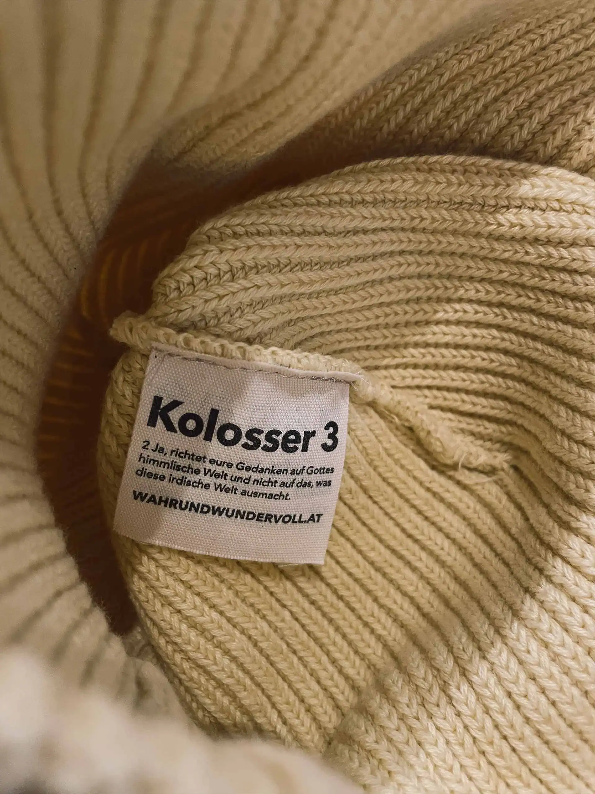 fisherman beanie / gelb / kolosser3 4 Gottesanbeterin-Kleidung mit christlichem Motiv und religiösem Text.