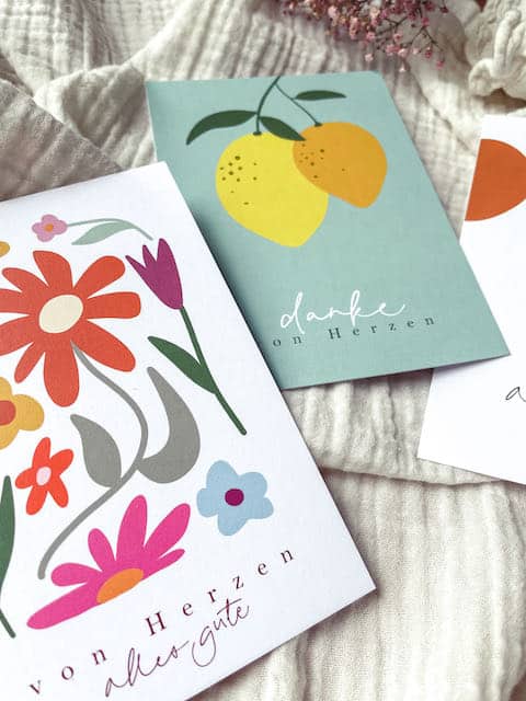 Blumenkarte mit christlichem Dankesgruß und bunter Blumenillustration für religiöse Anlässe.