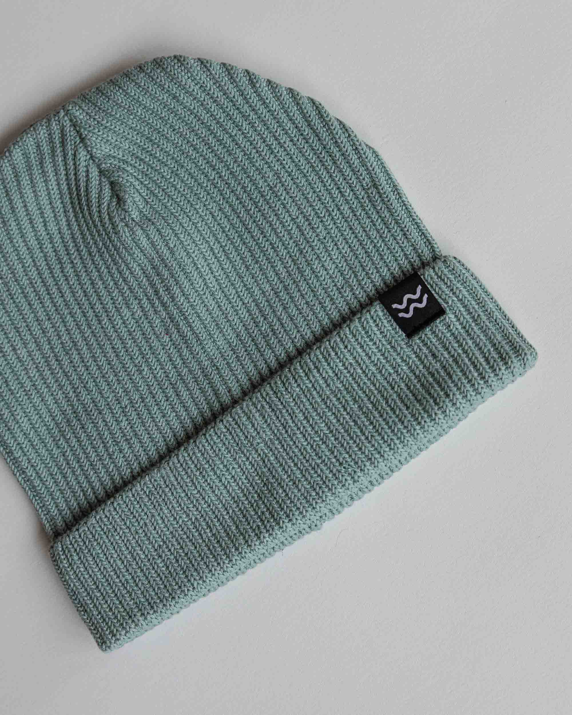 fisherman beanie / aloe / kolosser3 5 Modischer türkisfarbener Beanie mit Wellenmuster, nachhaltige Streetwear.