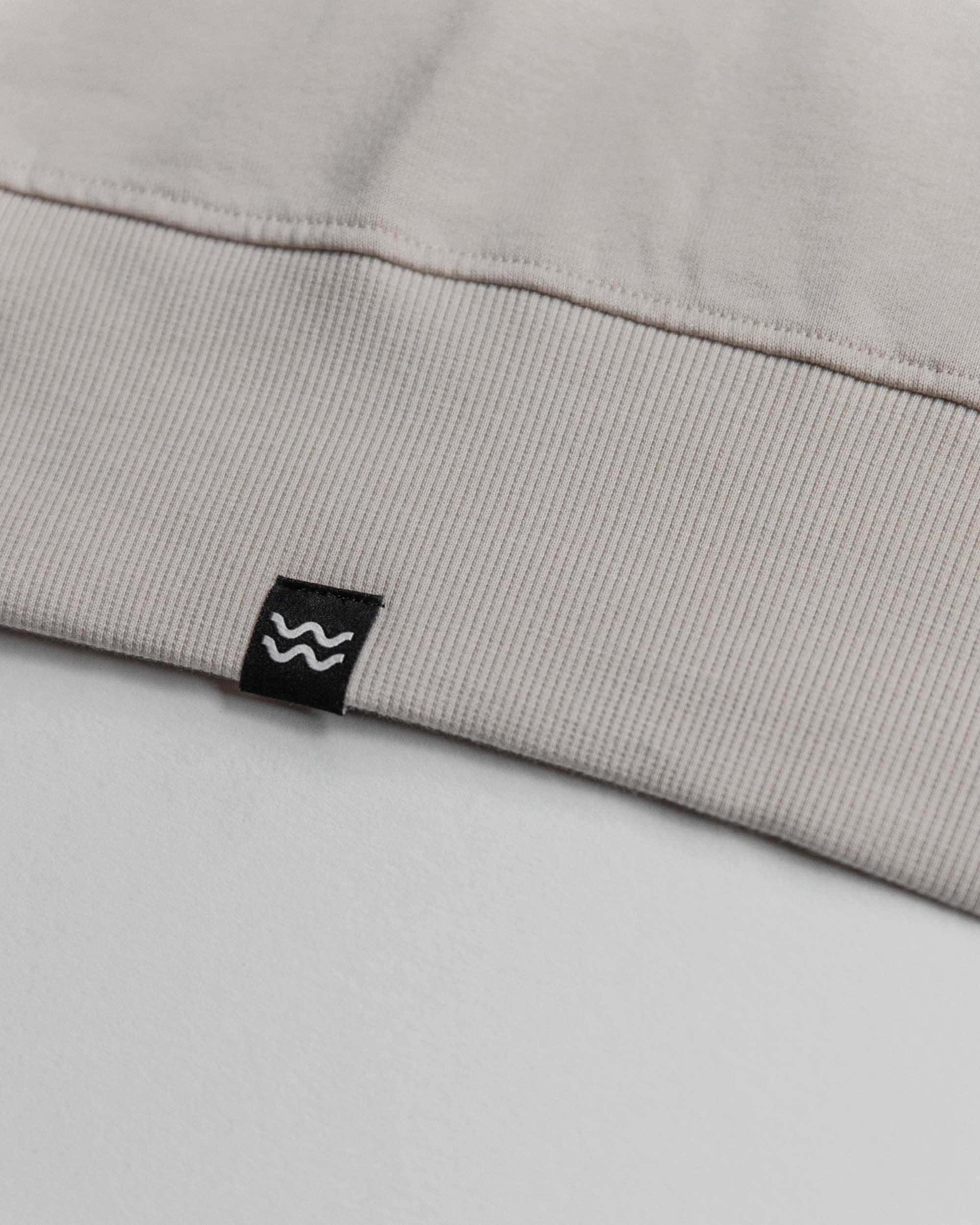 tutto bene / pullover / römer 8 11 Minimalistischer beige Hoodie mit Wellen-Logo, christliche Mode für Gläubige.