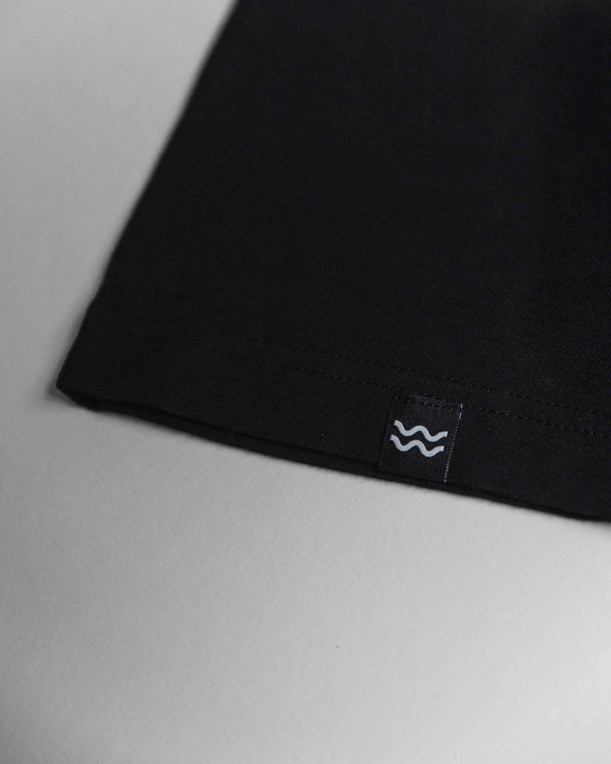 abnormal / tshirt / römer12 11 .modischer schwarzer T-Shirt Saum mit christlichem Wellenlogo, Modestil, christliche Marke.