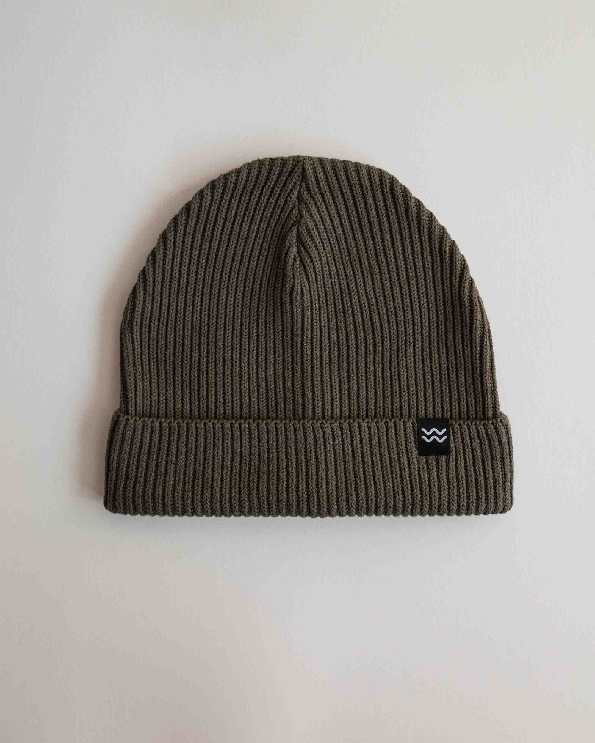 Schwarz-graue Mütze aus Wolle, Modeaccessoire, winterlich, bequem.