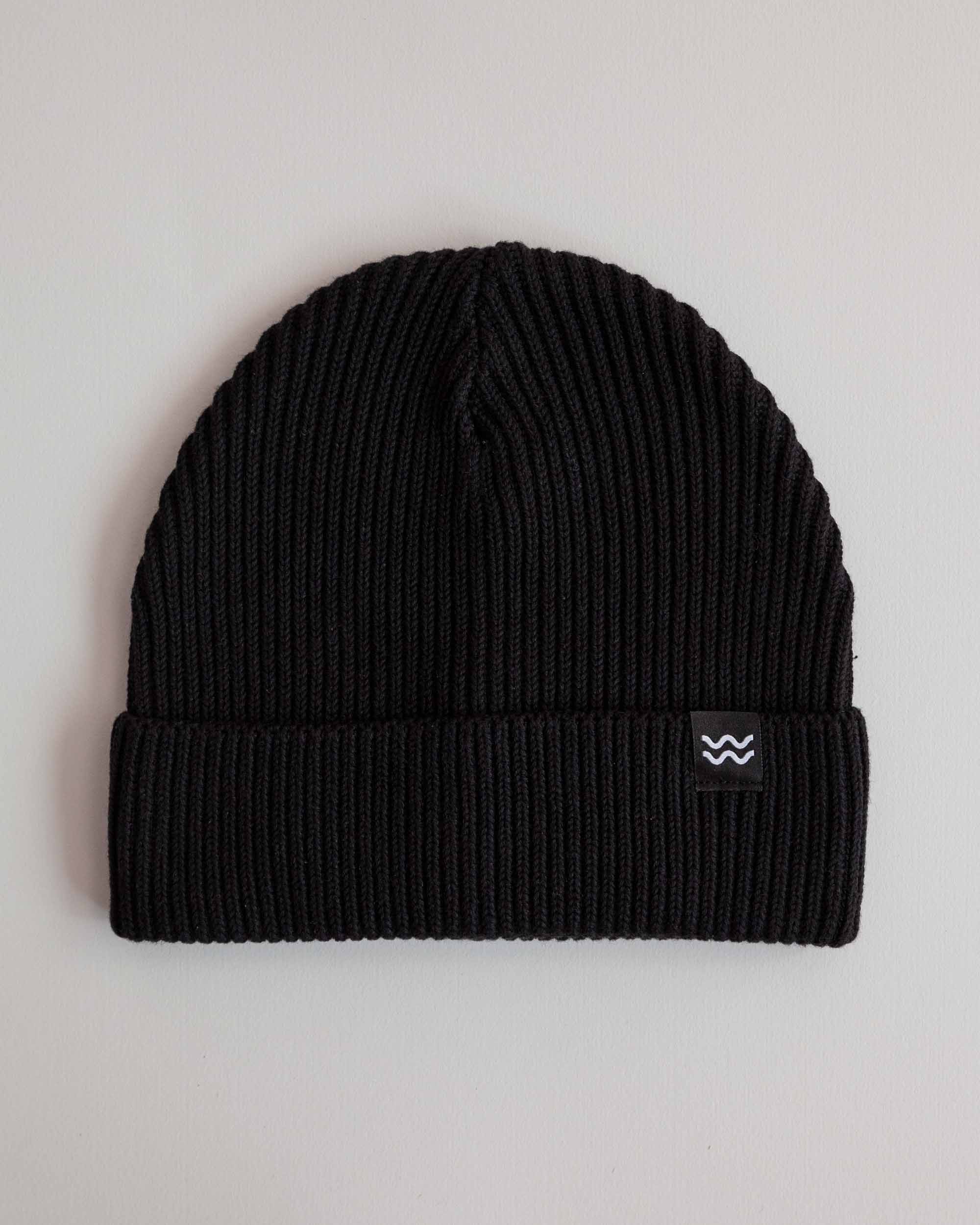 Moderner schwarzer Strickmütze für christliche Mode, stylisches Accessoire.