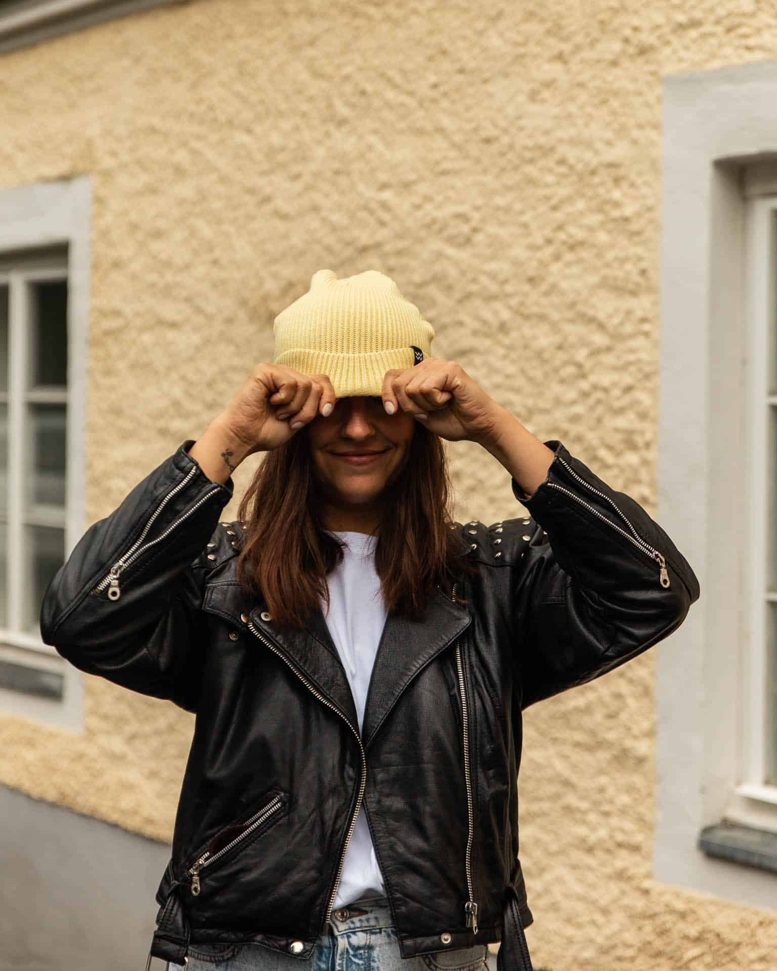 fisherman beanie / gelb / kolosser3 5 Modische Frau trägt gelbe Mütze, lächelnd, Streetstyle, casual, urban, Mode, Accessoires, Lifestyle.